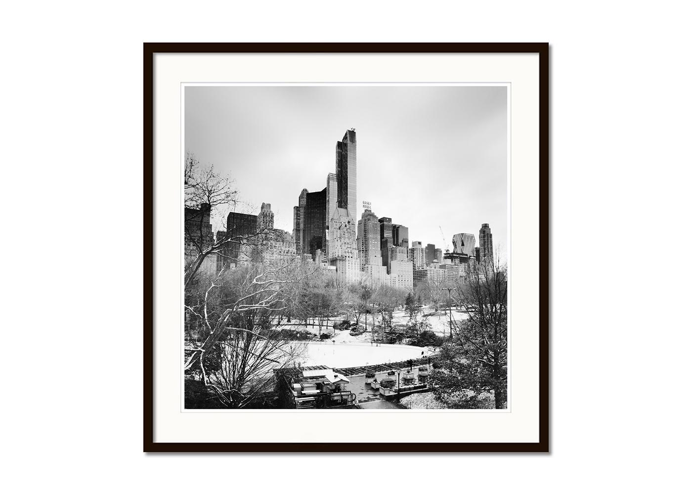 Essex House, Central Park, Nueva York, fotografía monocroma, edición limitada - Landscape Photograph Gris de Gerald Berghammer