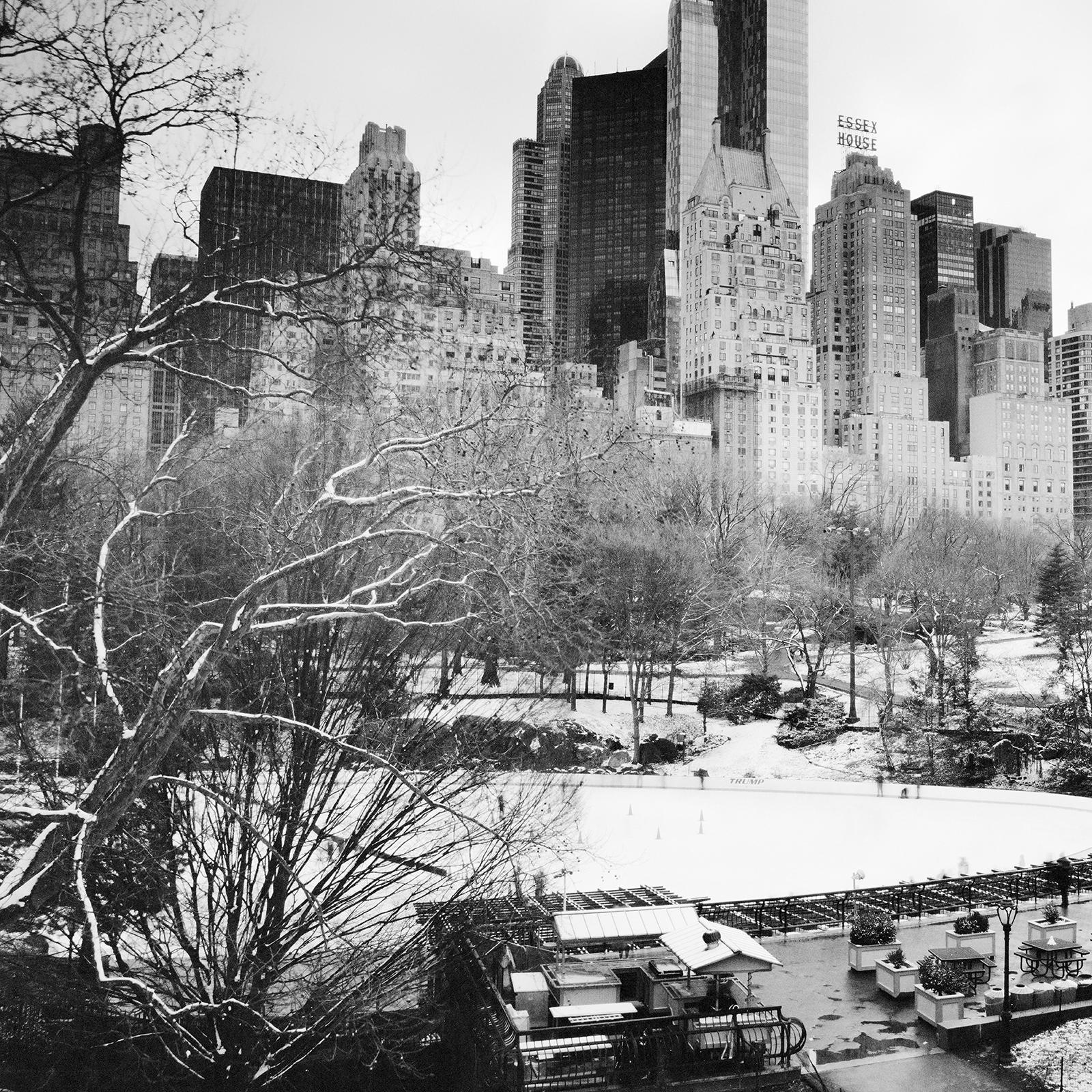 Essex House, Central Park, Nueva York, fotografía monocroma, edición limitada en venta 4