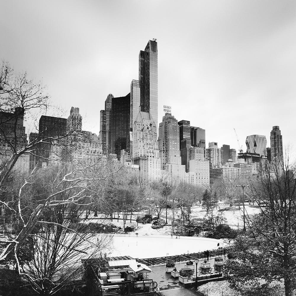 Landscape Photograph de Gerald Berghammer - Essex House, Central Park, Nueva York, fotografía monocroma, edición limitada