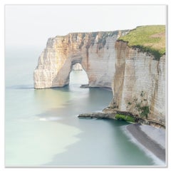 Le scogliere bianche e l’arco marino di Étretat, fotografia artistica a colori, tiratura limitata