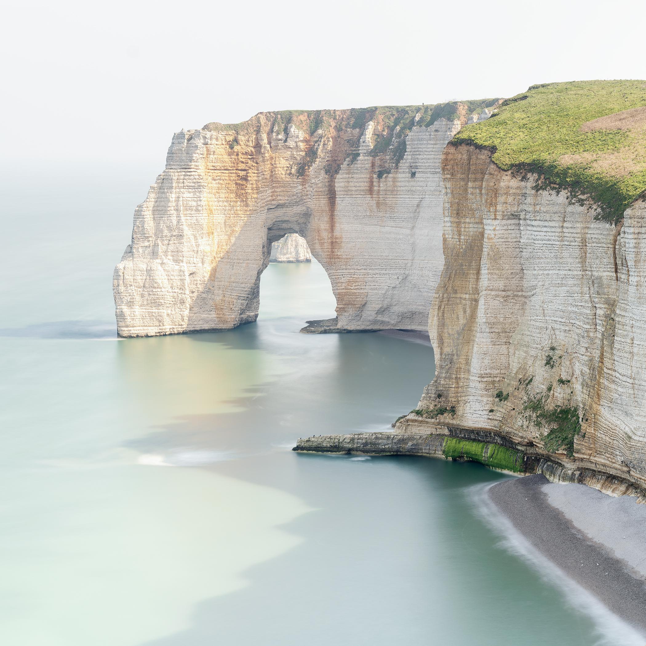 Die weißen Klippen und der Meeresbogen von Étretat, Farbfotografie im Fine-Art-Stil, limitierter Druck