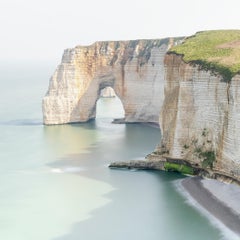 Le scogliere bianche e l’arco marino di Étretat, fotografia artistica a colori, tiratura limitata