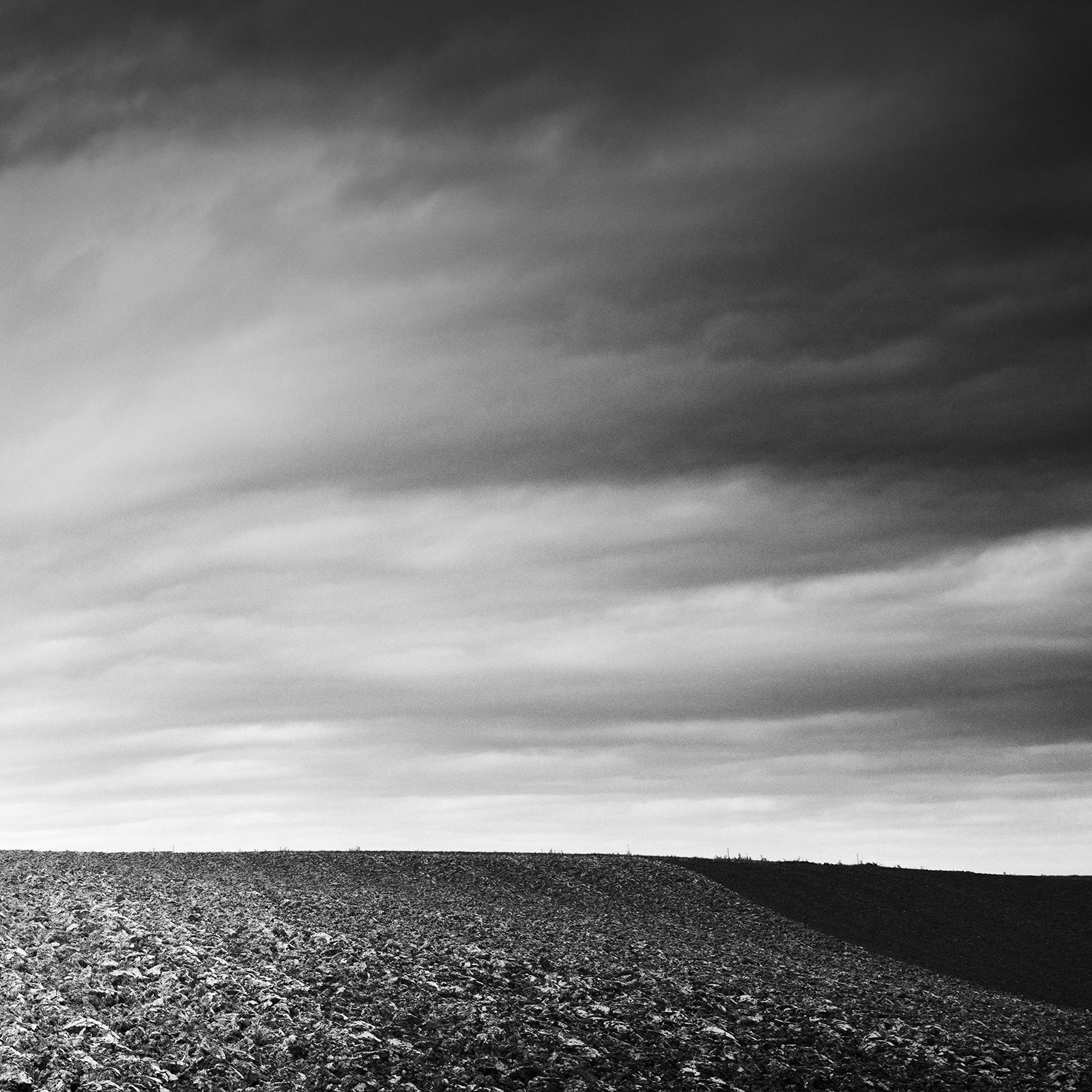 Bauernhof Panorama, Herbstfeld, Schwarz-Weiß-Fotografie, limitierte Landschaft im Angebot 5