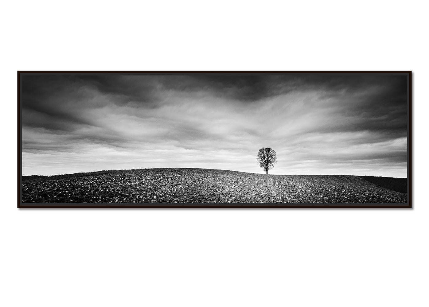Bauernhof Panorama, Herbstfeld, Schwarz-Weiß-Fotografie, limitierte Landschaft – Photograph von Gerald Berghammer