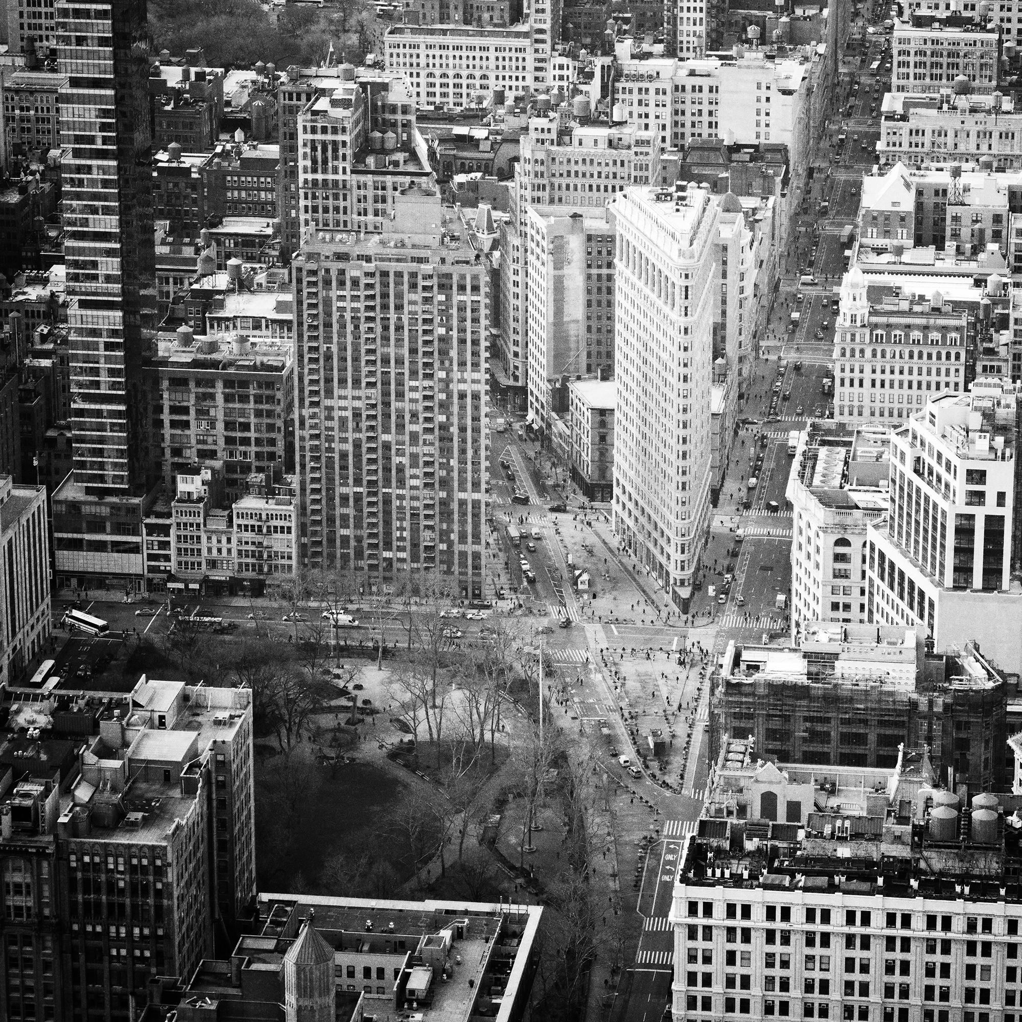 La Cinquième Avenue, Broadway, Flatiron Building, photographie en balck et blanc, limitée en vente 3