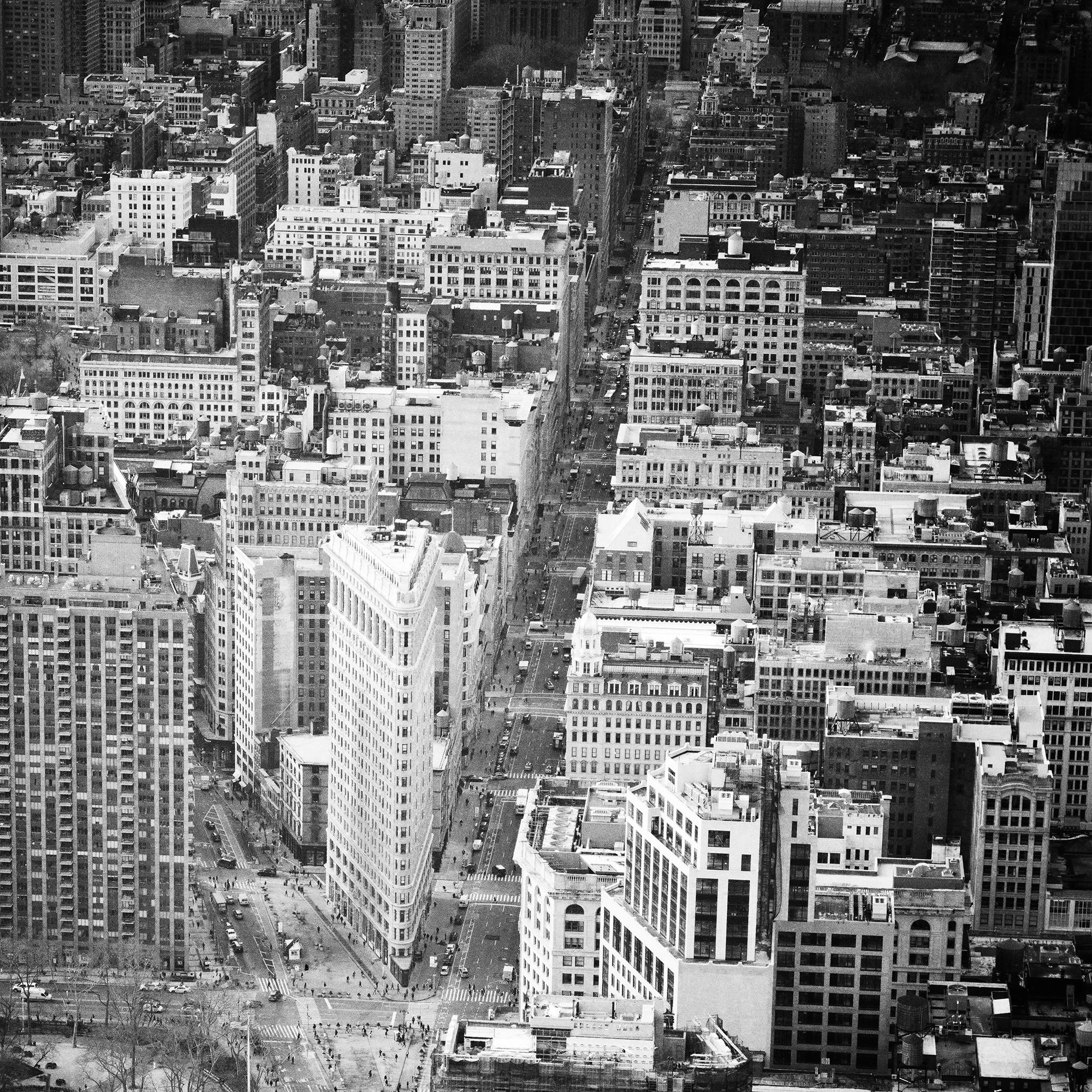 La Cinquième Avenue, Broadway, Flatiron Building, photographie en balck et blanc, limitée en vente 4