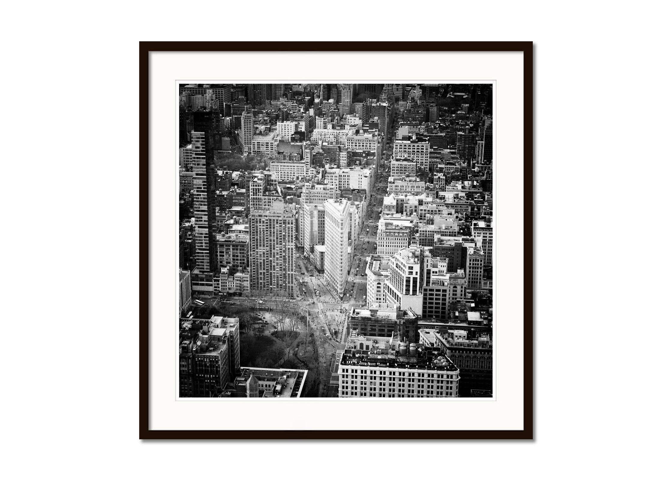 Die Fifth Avenue, Broadway, Flatiron Building, Balck- und Weißfotografie, limitiert (Schwarz), Black and White Photograph, von Gerald Berghammer