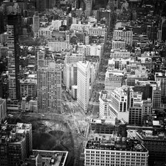 B&W Stadtansichtsfotografie in der Fifth Avenue Broadway, Flatiron-Gebäude, New York City