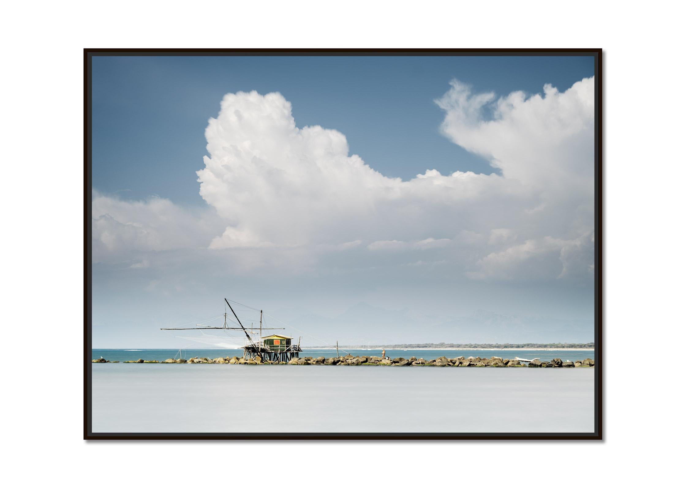 Étude de maison de pêcheur #2, Toscane, Italie, photographie d'art en couleur, paysage - Photograph de Gerald Berghammer