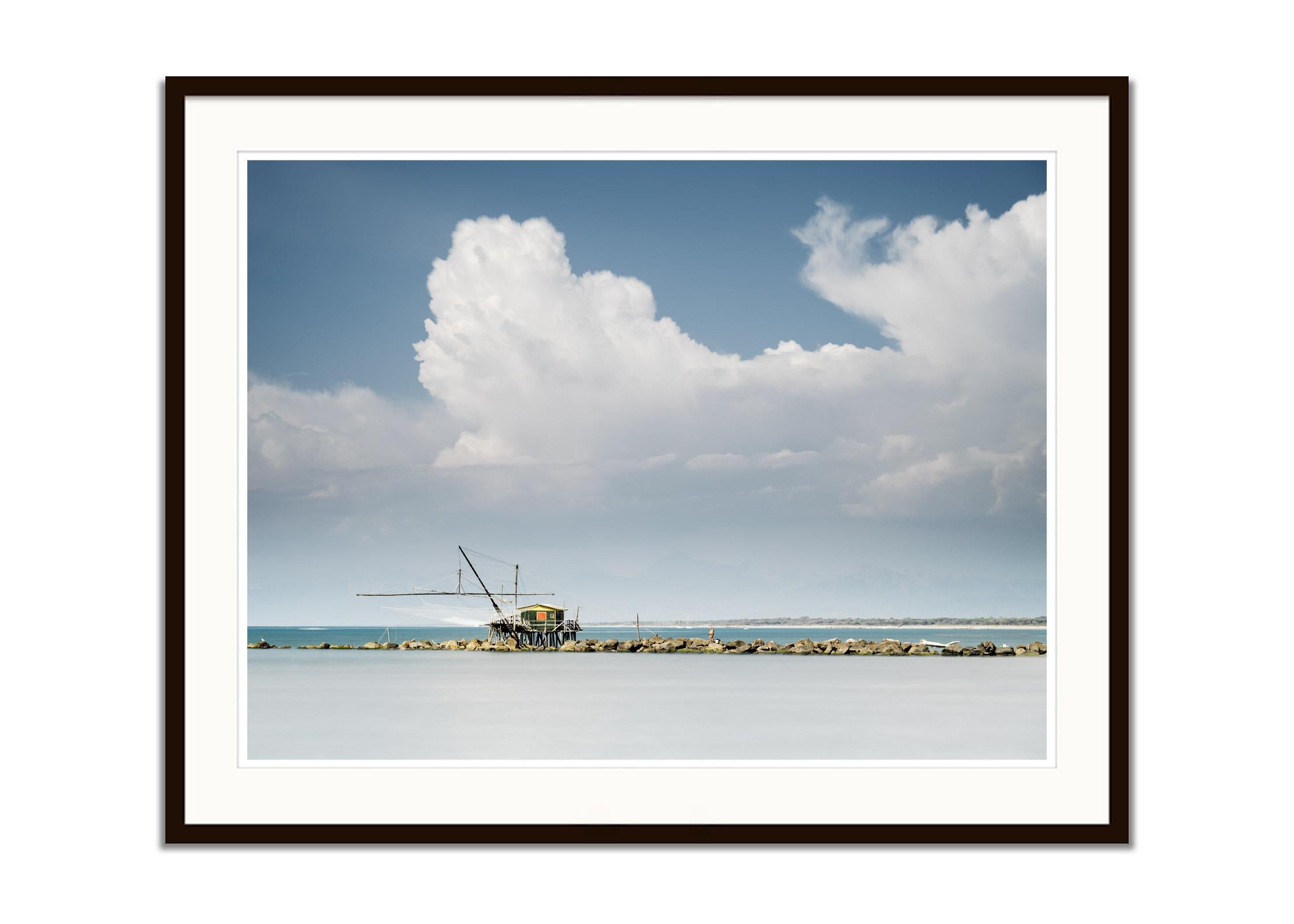 Étude de maison de pêcheur #2, Toscane, Italie, photographie d'art en couleur, paysage - Gris Landscape Photograph par Gerald Berghammer