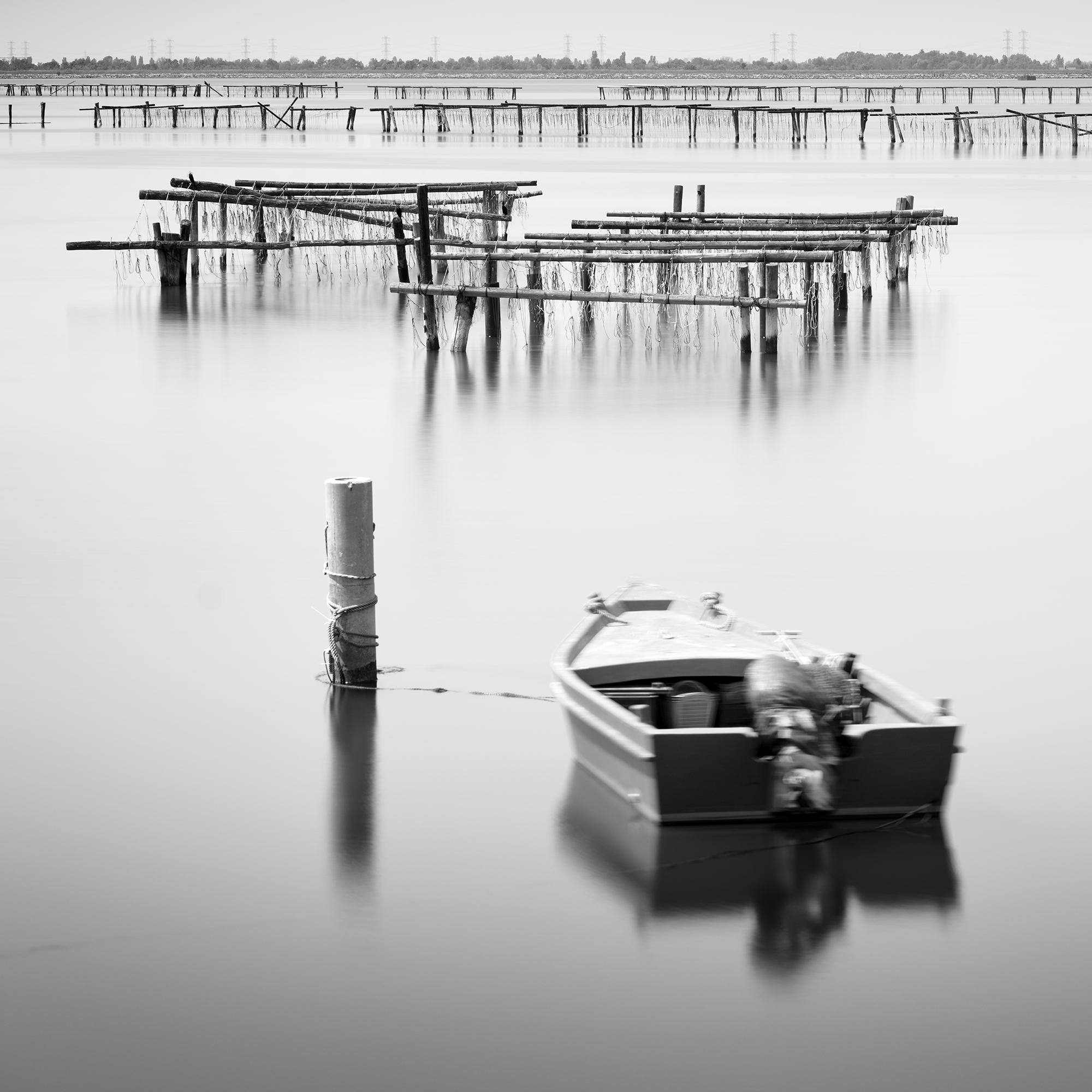 Bateau de pêche, Italie, paysage marin minimaliste, édition limitée d'art monochrome en vente 5