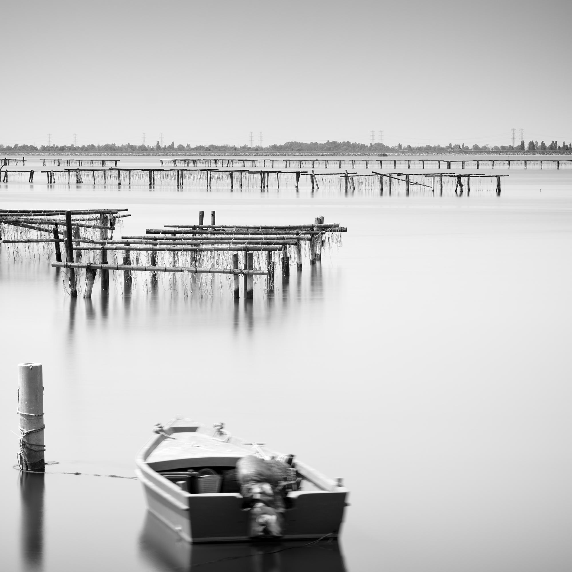 Bateau de pêche, Italie, paysage marin minimaliste, édition limitée d'art monochrome en vente 6