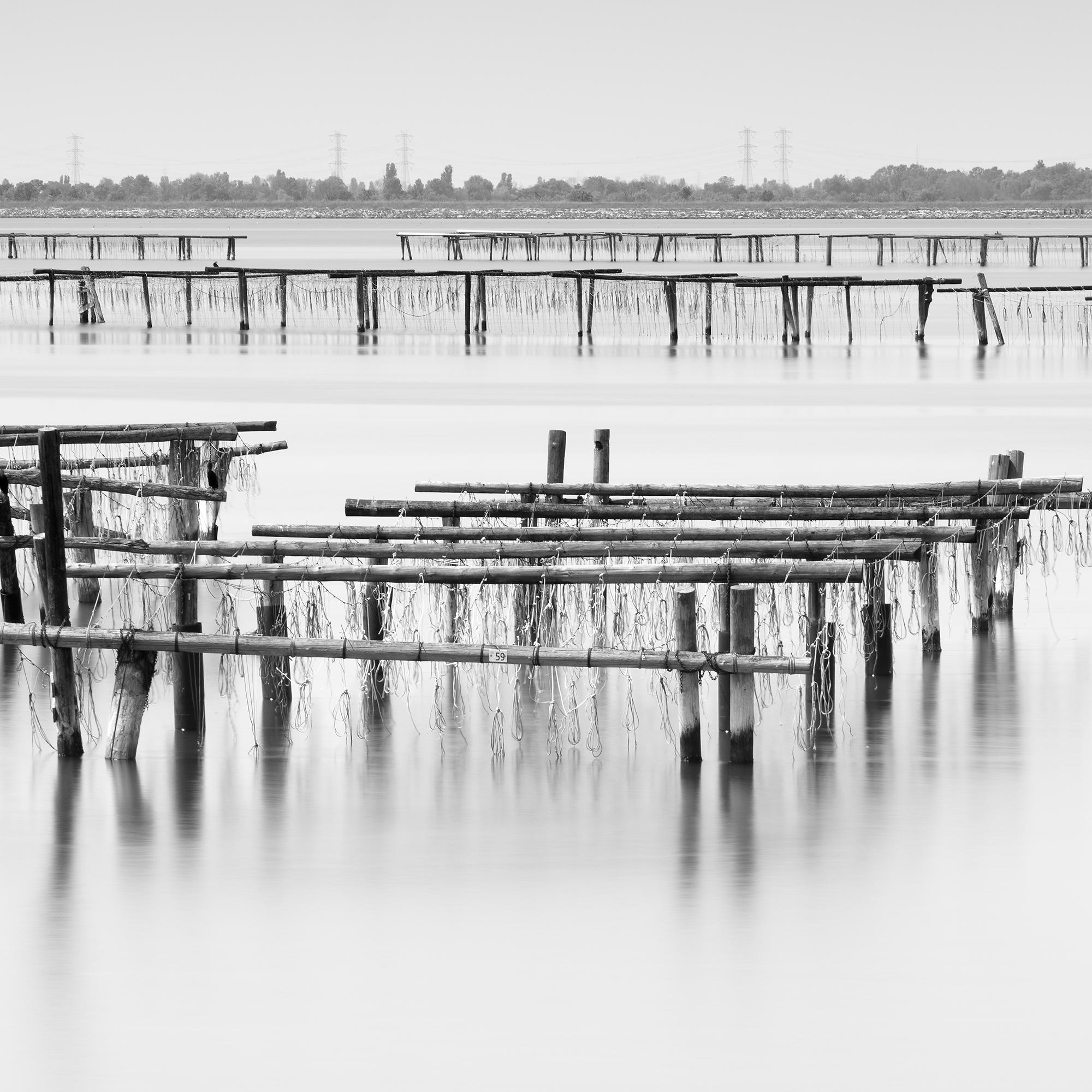 Bateau de pêche, Italie, paysage marin minimaliste, édition limitée d'art monochrome en vente 7