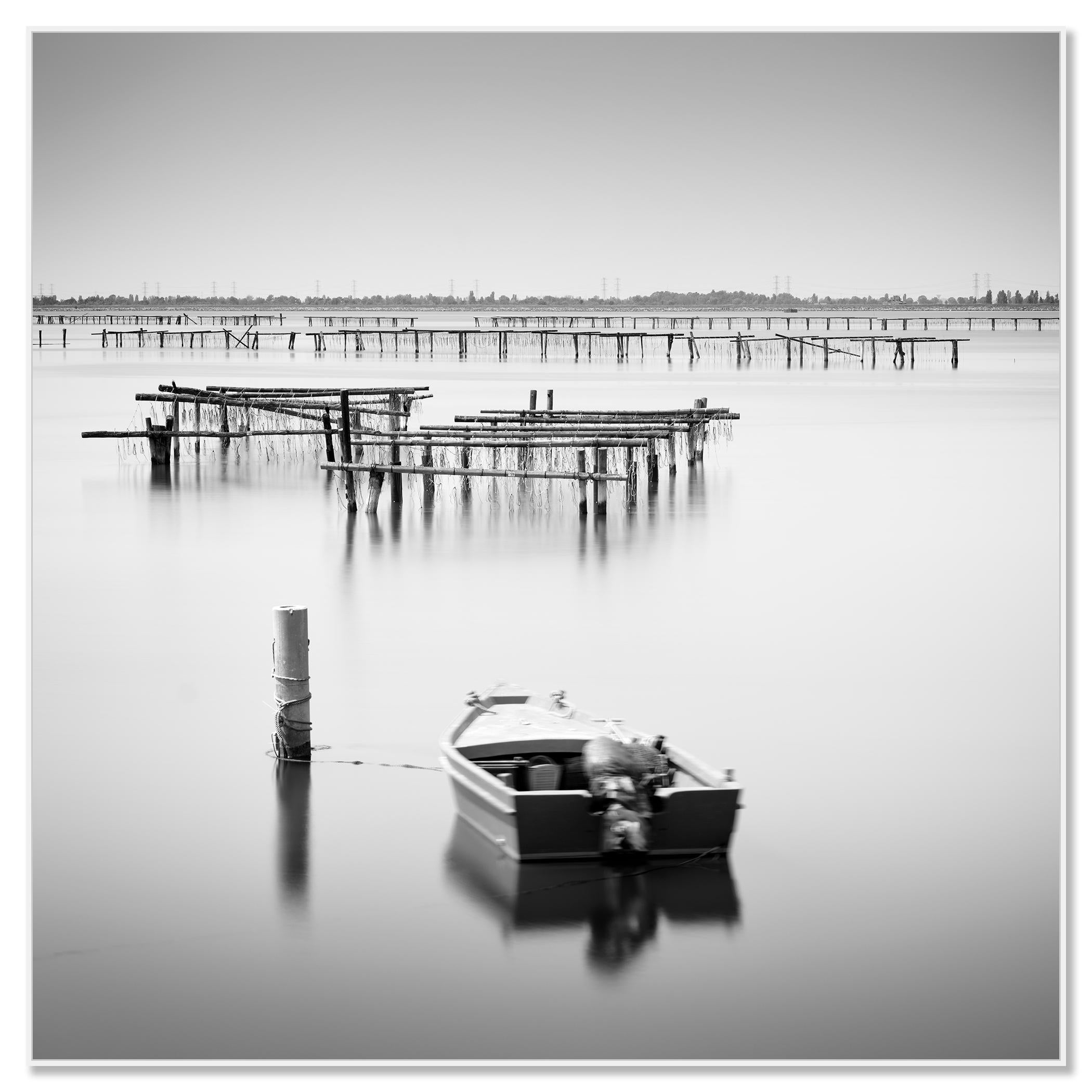 Bateau de pêche, Italie, paysage marin minimaliste, édition limitée d'art monochrome - Photograph de Gerald Berghammer