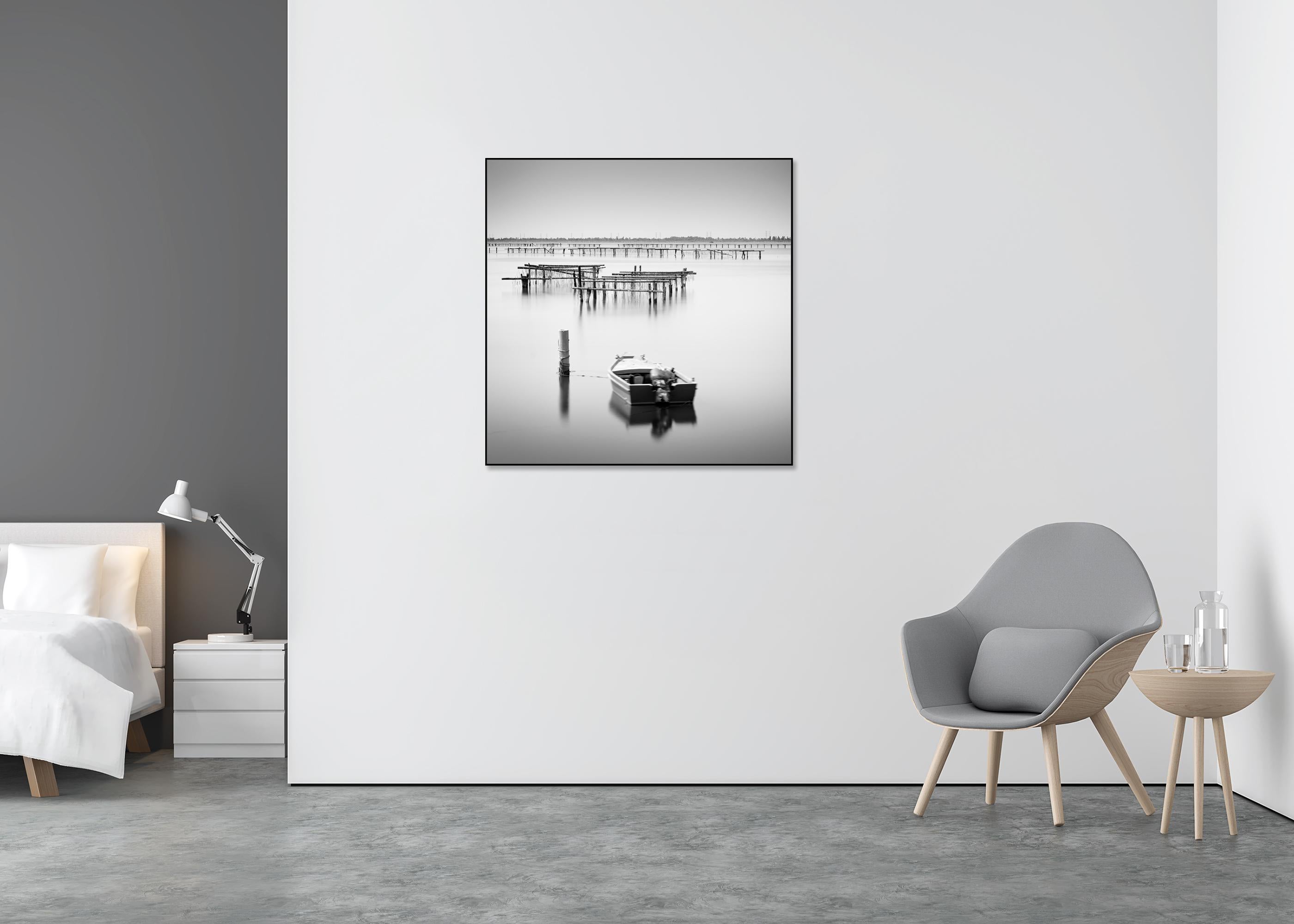 Bateau de pêche, Italie, paysage marin minimaliste, édition limitée d'art monochrome - Gris Black and White Photograph par Gerald Berghammer