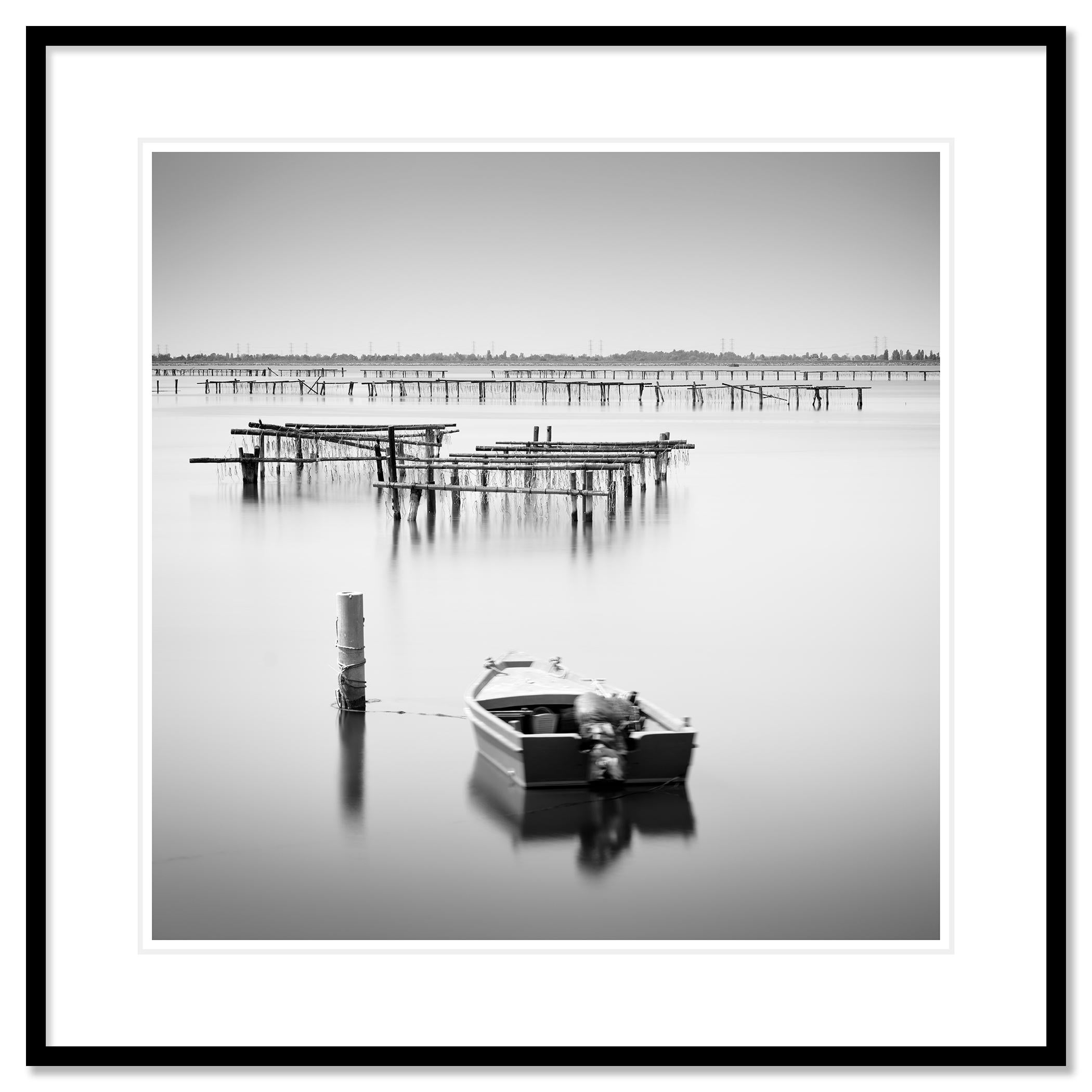 Bateau de pêche, Italie, paysage marin minimaliste, édition limitée d'art monochrome en vente 1