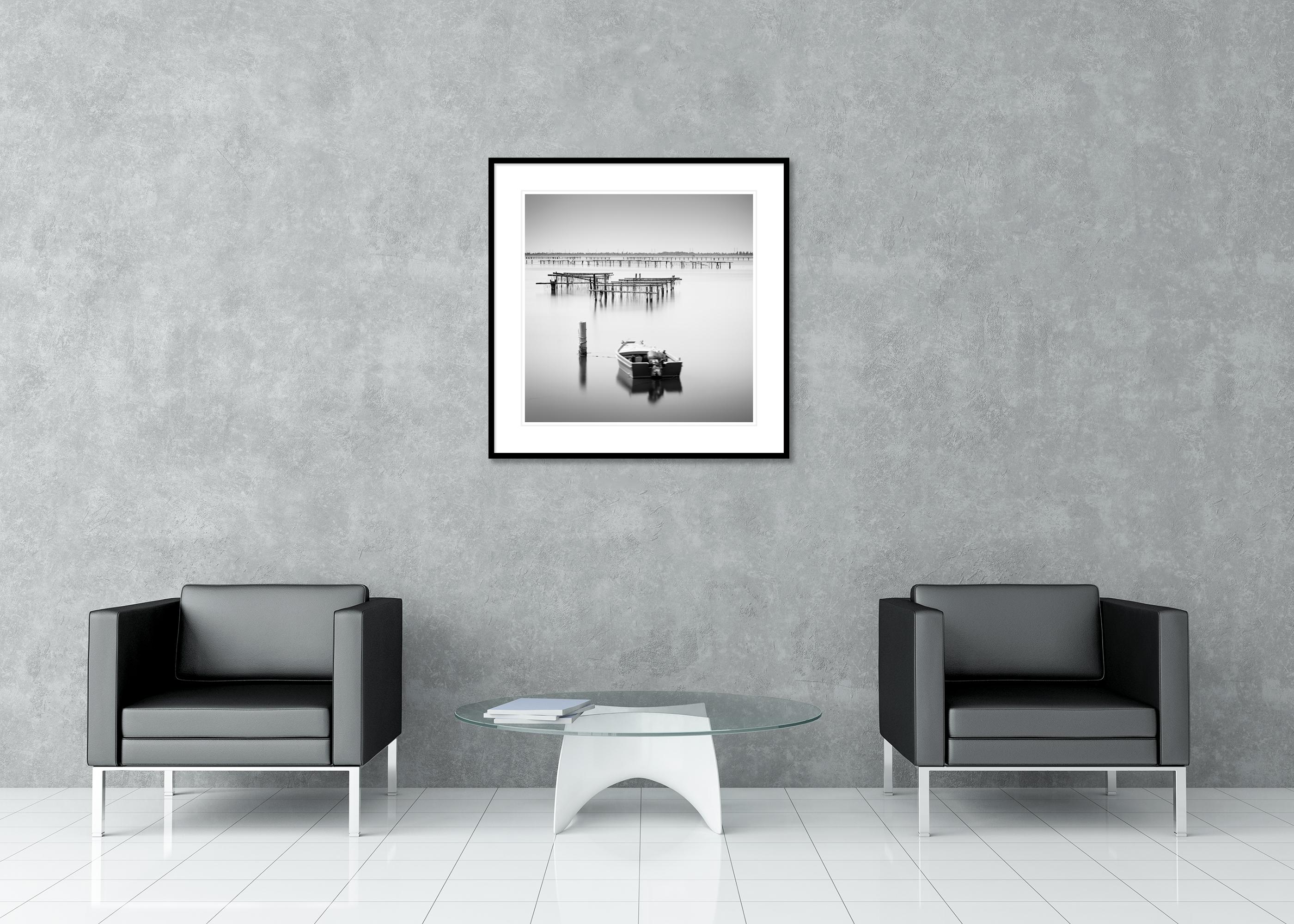 Bateau de pêche, Italie, paysage marin minimaliste, édition limitée d'art monochrome en vente 2