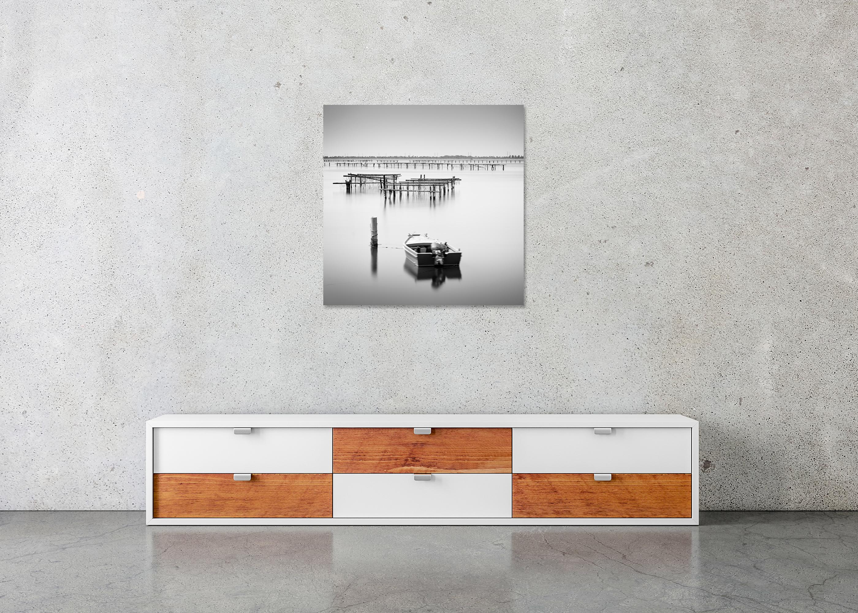 Bateau de pêche, Italie, paysage marin minimaliste, édition limitée d'art monochrome en vente 4