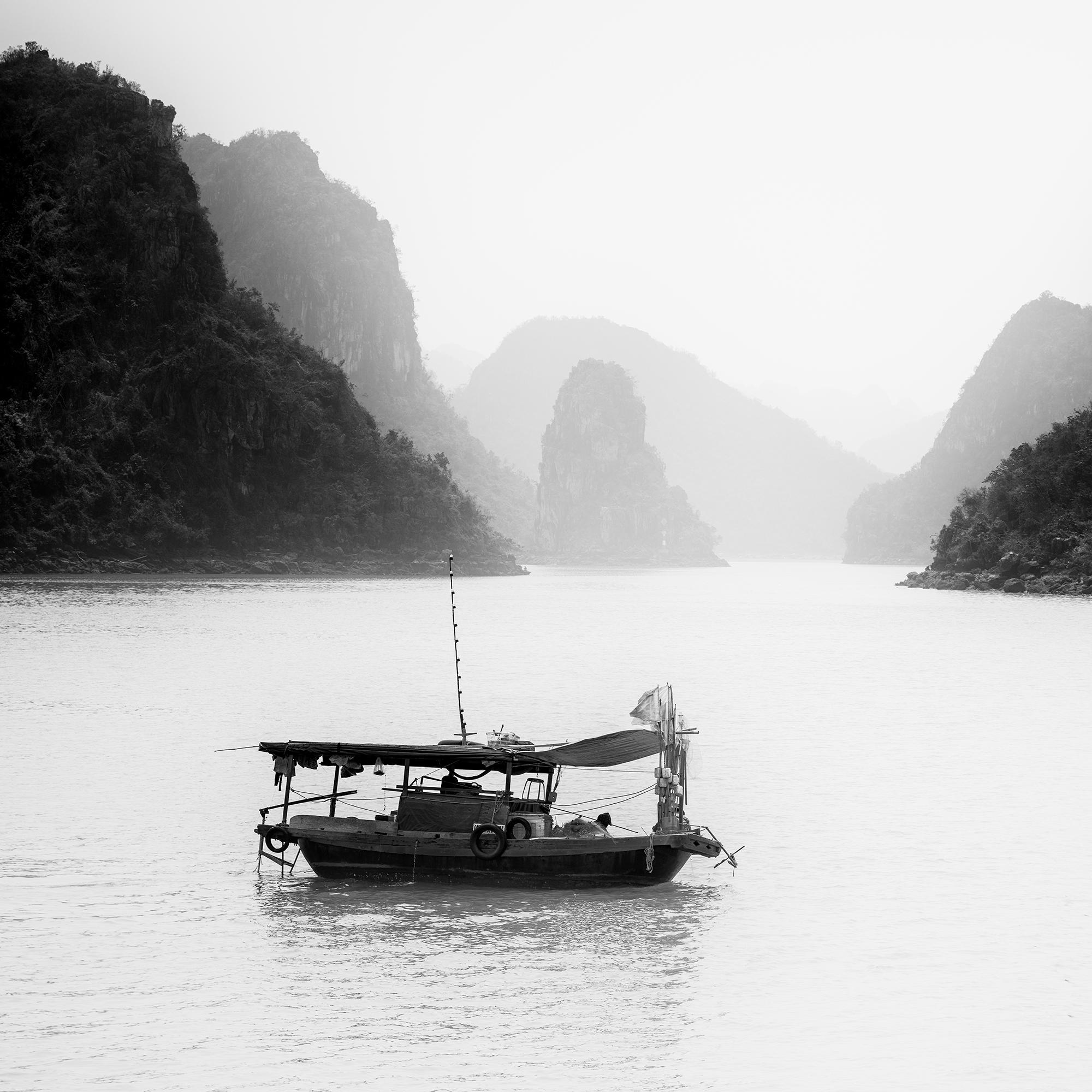 Barca da pesca, piccole isole, Baia di La Hong, Vietnam, fotografia di paesaggio marino limitato in vendita 5