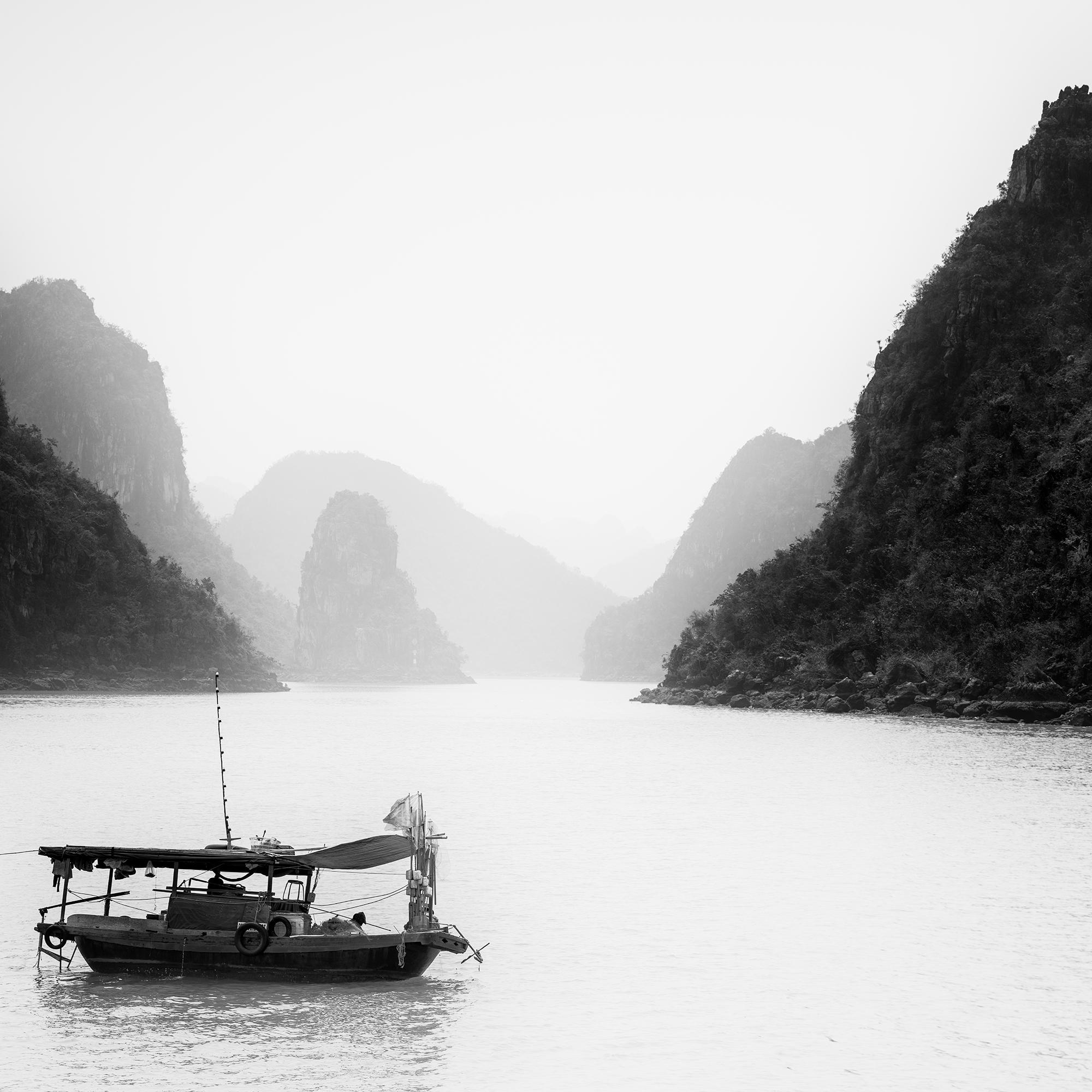 Barca da pesca, piccole isole, Baia di La Hong, Vietnam, fotografia di paesaggio marino limitato in vendita 6