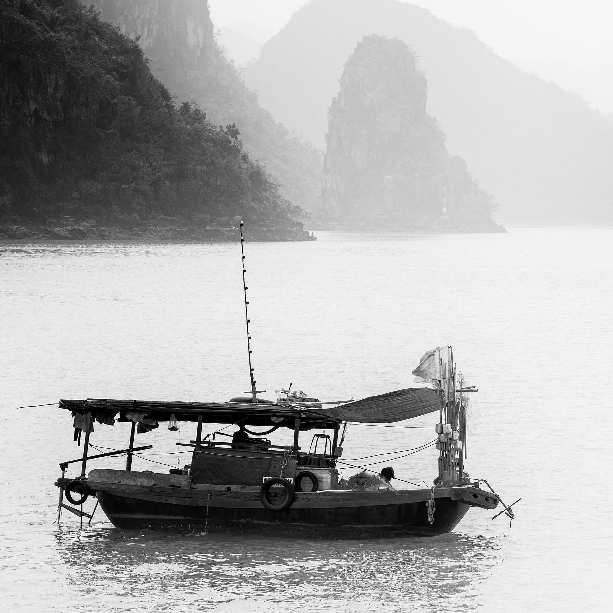 Barca da pesca, piccole isole, Baia di La Hong, Vietnam, fotografia di paesaggio marino limitato in vendita 7