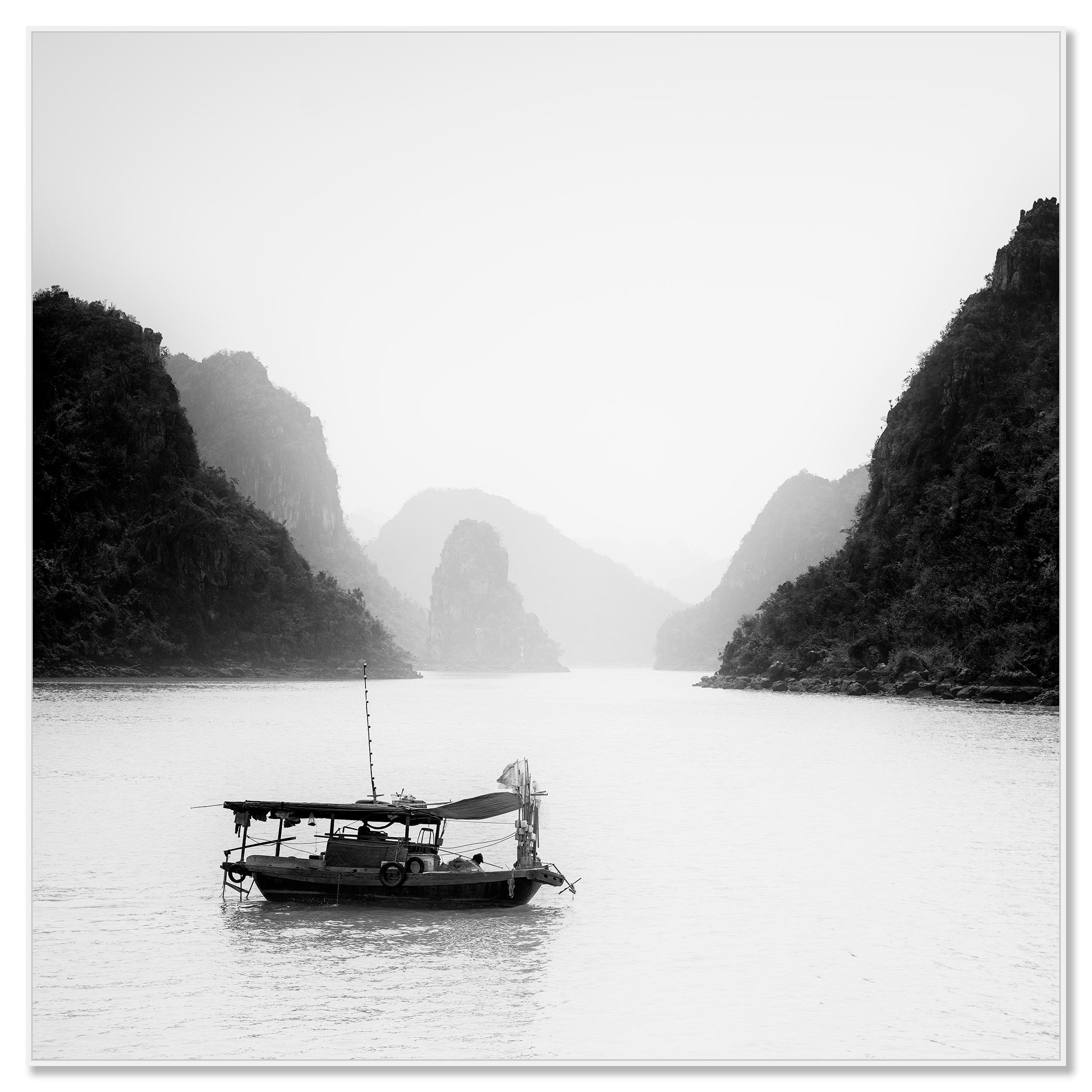 Barca da pesca, piccole isole, Baia di La Hong, Vietnam, fotografia di paesaggio marino limitato - Photograph di Gerald Berghammer