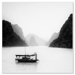 Fischerboot und Kalksteinkarst - Ha Long Bay, Vietnam, Schwarz-Weiß-Foto