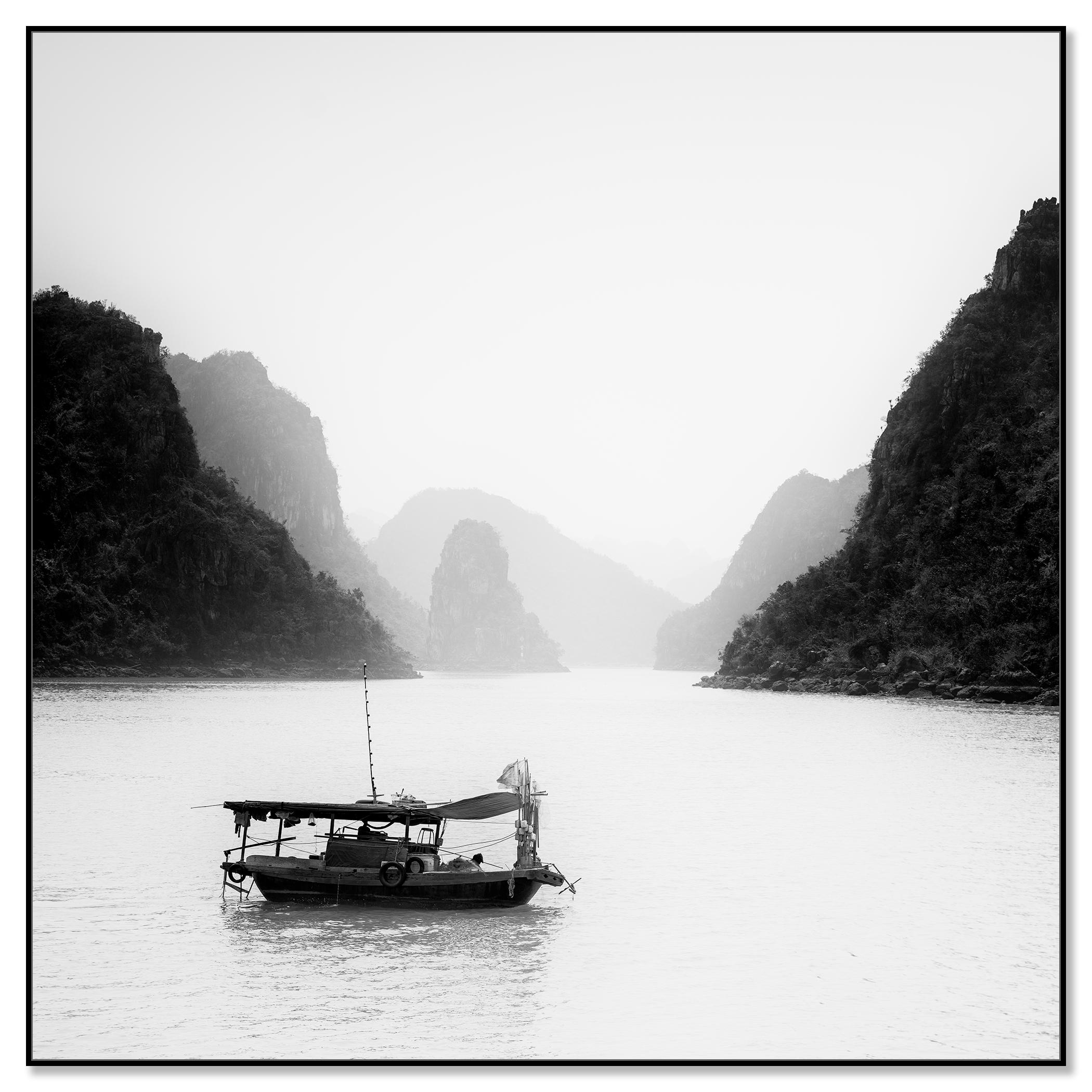 Barca da pesca, piccole isole, Baia di La Hong, Vietnam, fotografia di paesaggio marino limitato - Photograph Contemporaneo di Gerald Berghammer