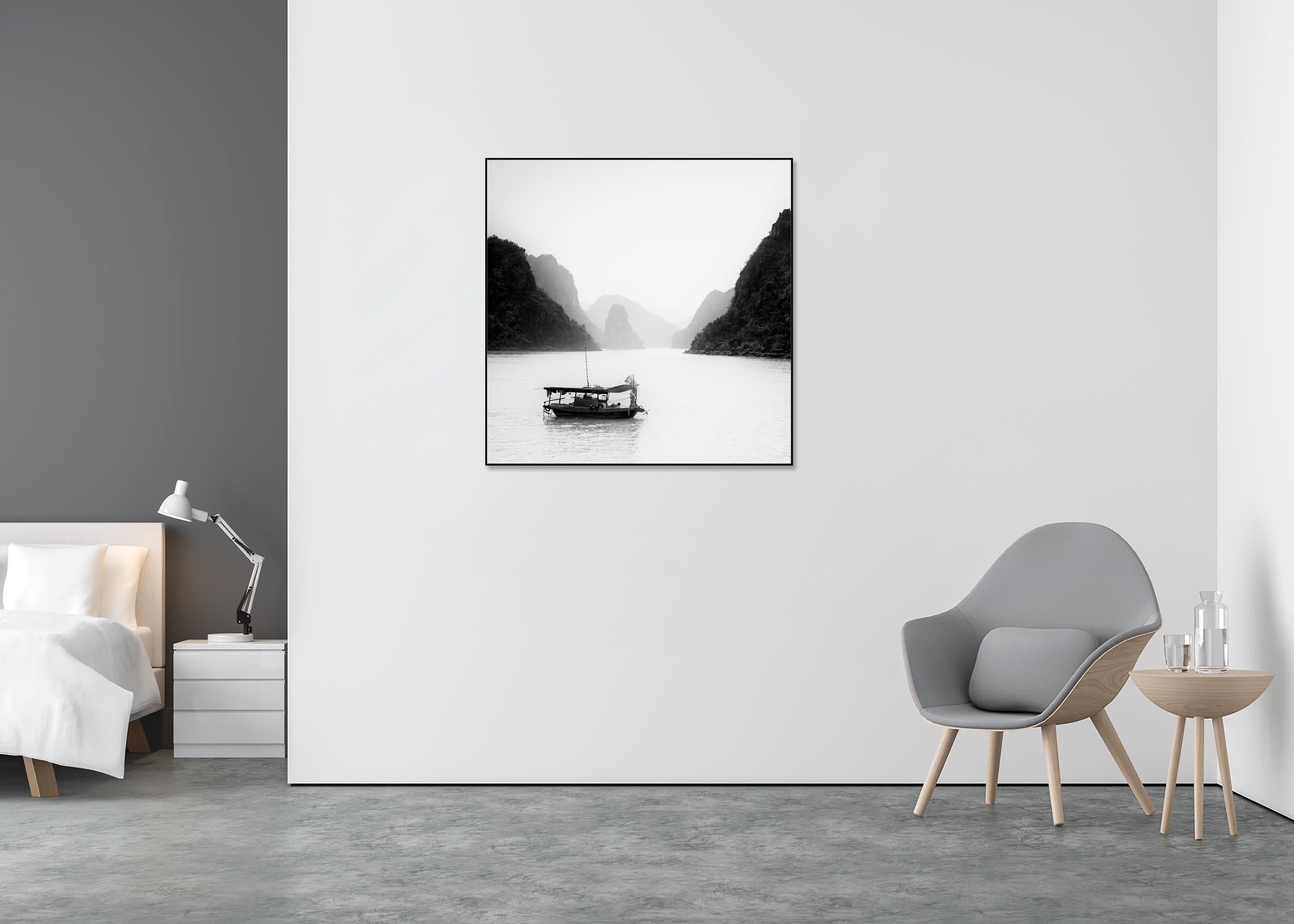 Barca da pesca, piccole isole, Baia di La Hong, Vietnam, fotografia di paesaggio marino limitato - Landscape Photograph Grigio di Gerald Berghammer