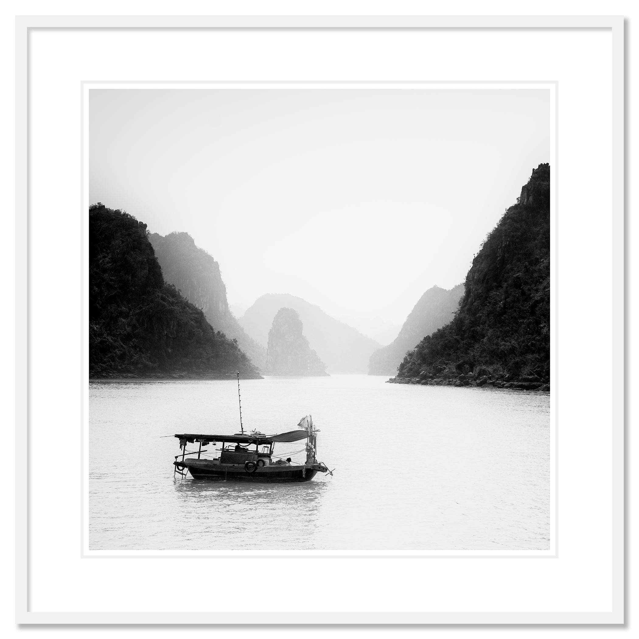 Barca da pesca Studio 1, Baia di La Hong, Vietnam - n. 21361
Stampa a inchiostro pigmentato d'archivio, edizione di 7 esemplari. Firmato, intitolato, datato e numerato dall'artista. Certificato di autenticità incluso. Stampato con un bordo bianco di
