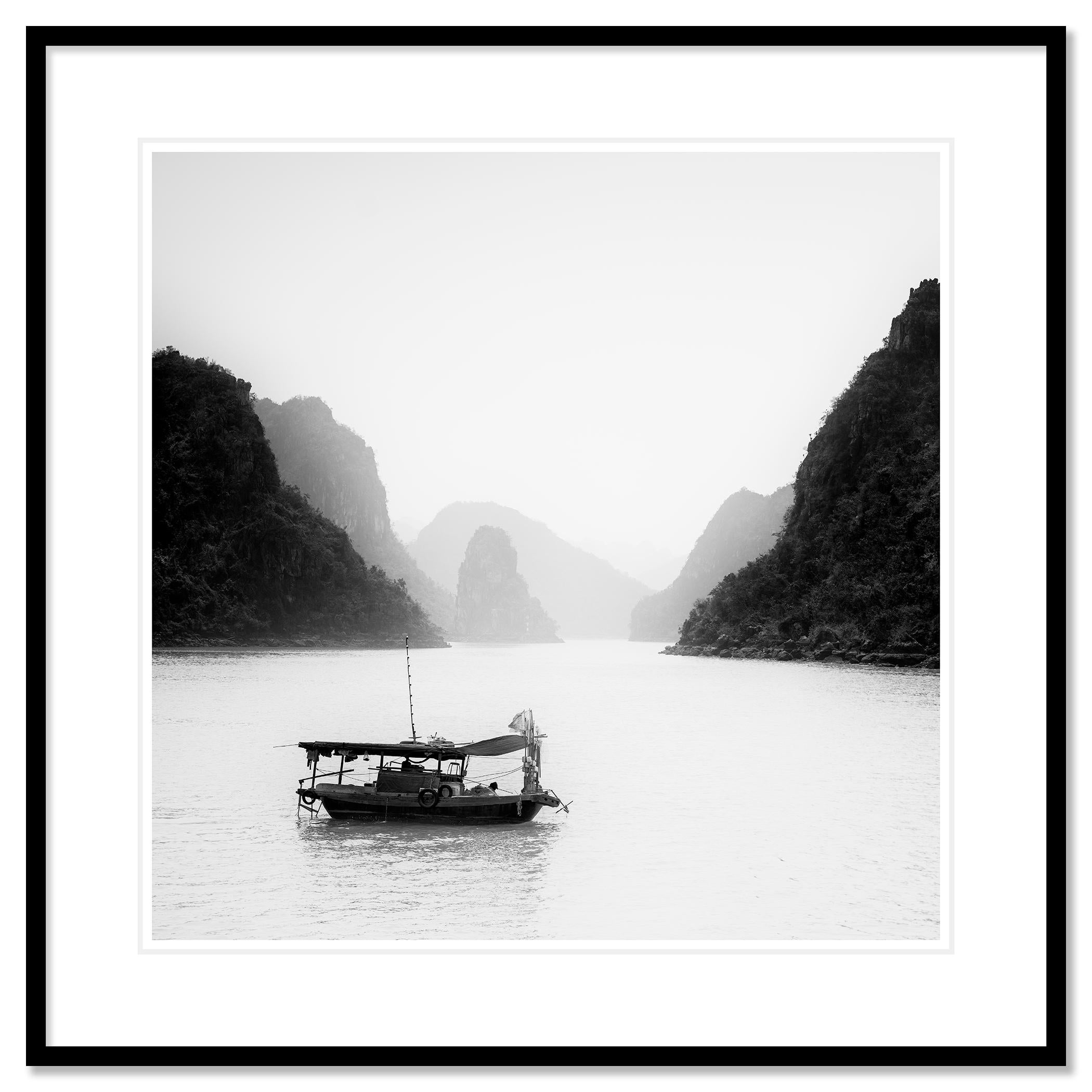 Barca da pesca, piccole isole, Baia di La Hong, Vietnam, fotografia di paesaggio marino limitato in vendita 1