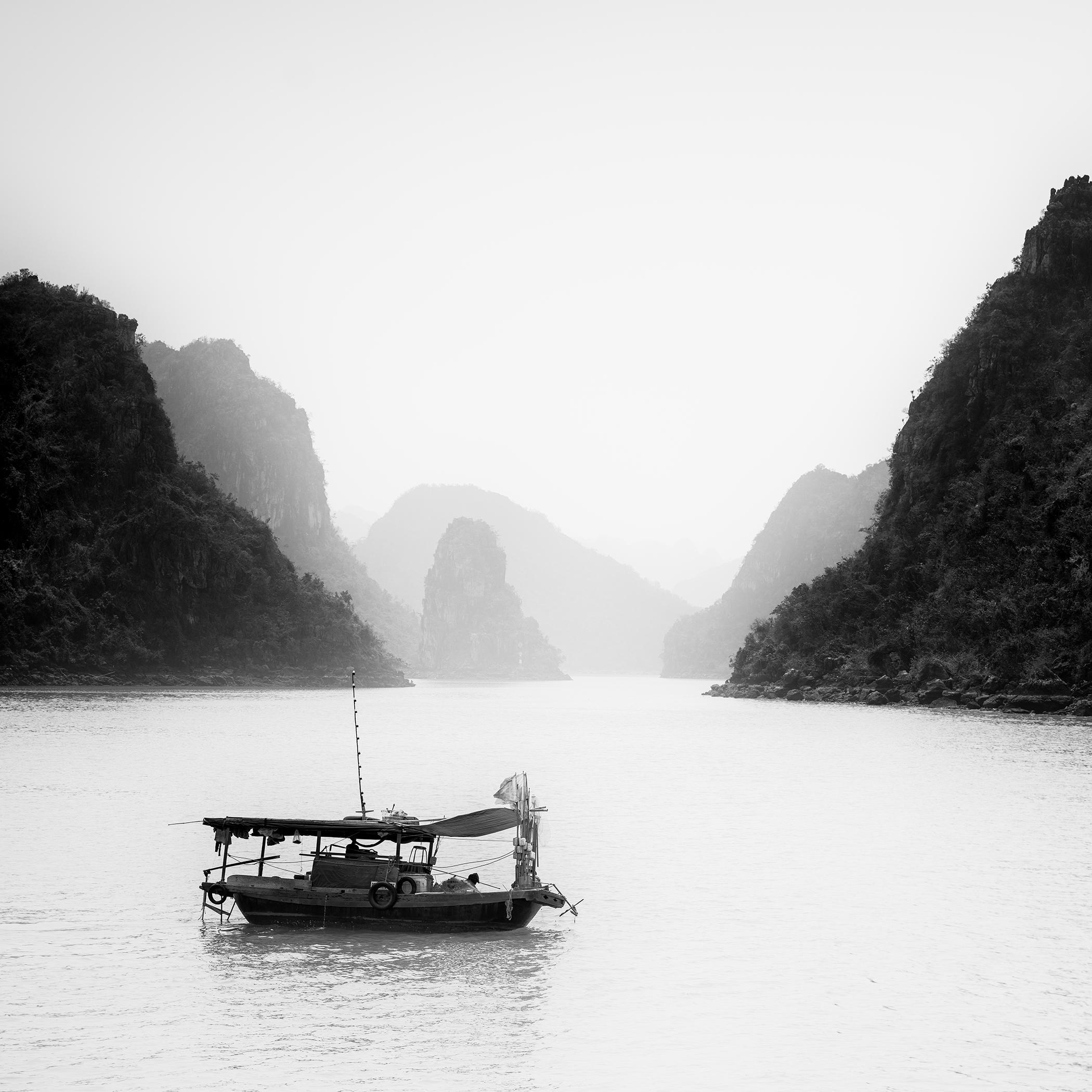 Landscape Photograph di Gerald Berghammer - Barca da pesca, piccole isole, Baia di La Hong, Vietnam, fotografia di paesaggio marino limitato