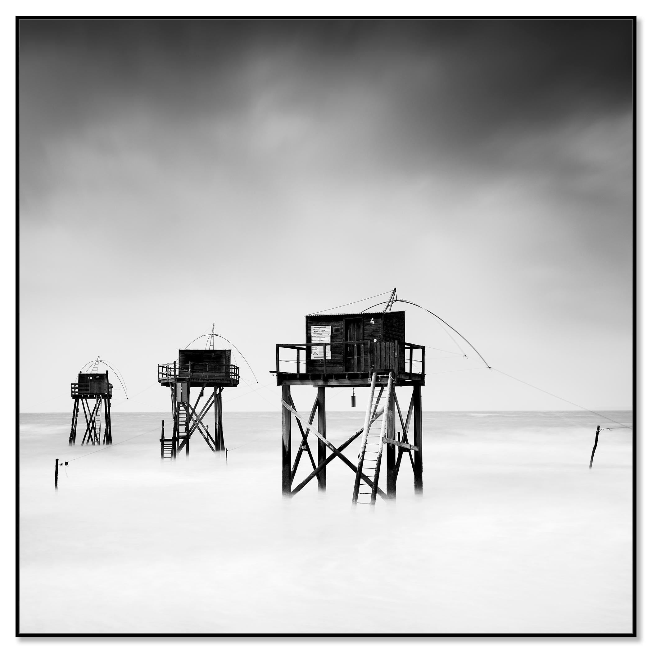 Fishing Hut, Atlanic Beach, monochrome Fotografie, Landschaft in limitierter Auflage (Grau), Black and White Photograph, von Gerald Berghammer