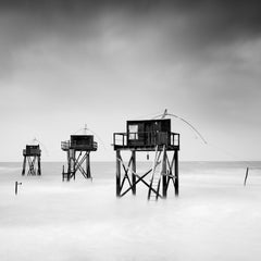 Fischerhütte auf Stelzen, Atlantikküste, Frankreich, schwarz-weißes Landschaftsfoto