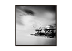 Fischerhütte auf Stelzen, Atlantikküste, Frankreich, Schwarz-Weiß-Fotolandschaft