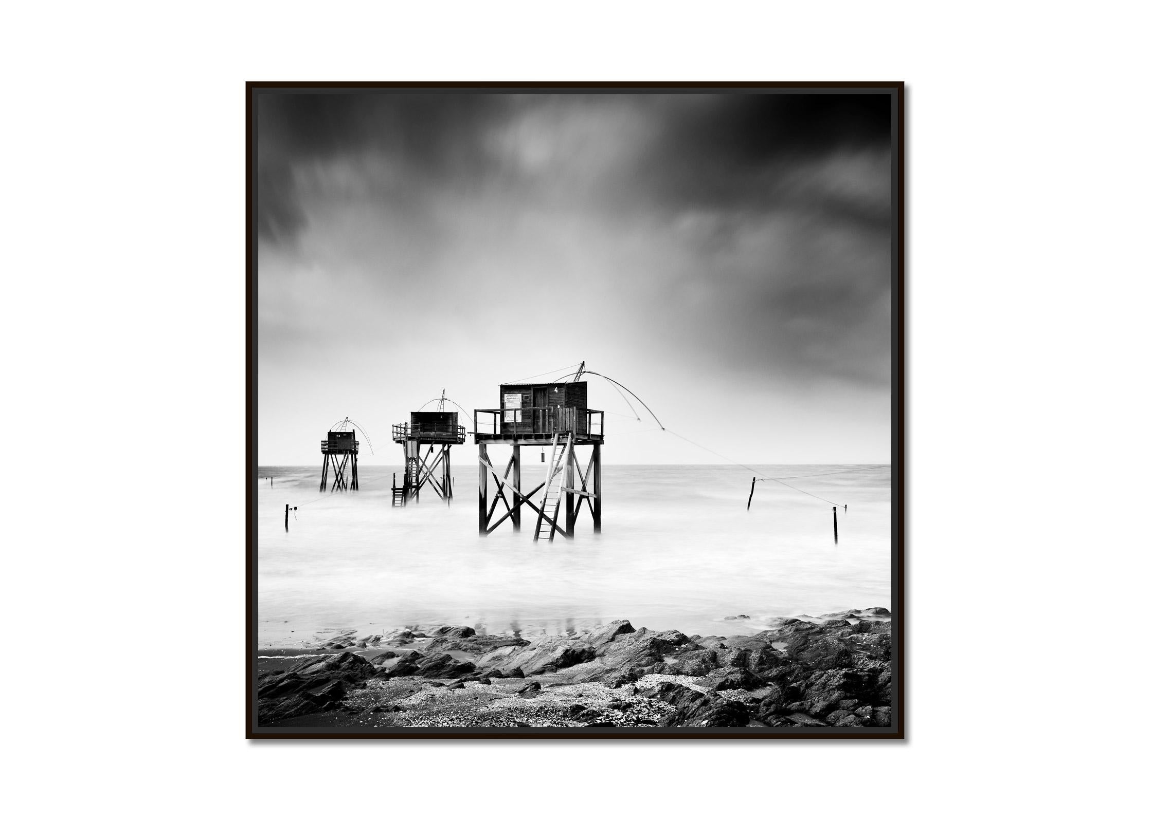 Fishing Hut auf Stilts, Carrelets, Schwarz-Weiß-Fotografie mit feiner Landschaftsfotografie  – Photograph von Gerald Berghammer