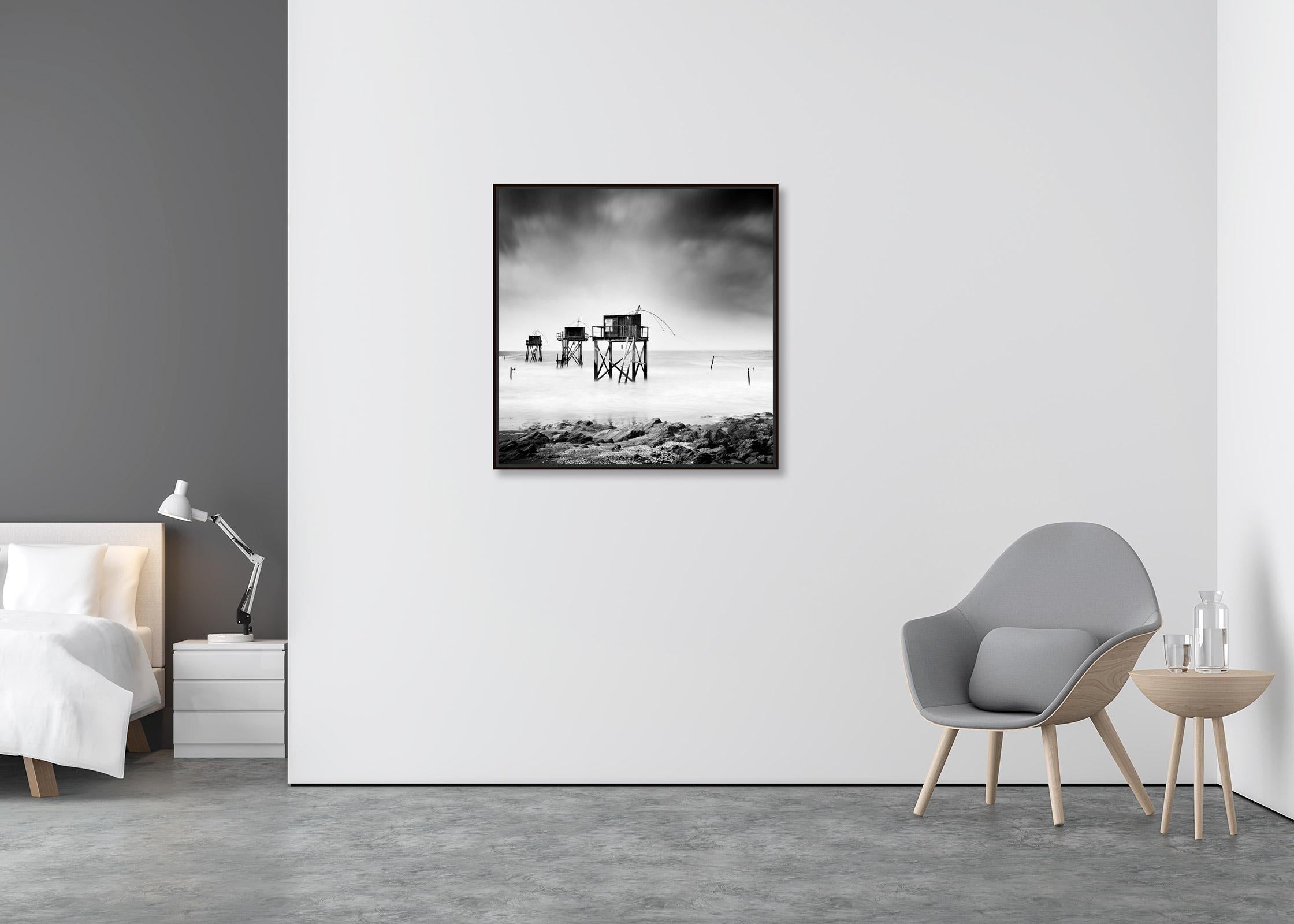 Fishing Hut auf Stilts, Carrelets, Schwarz-Weiß-Fotografie mit feiner Landschaftsfotografie  (Zeitgenössisch), Photograph, von Gerald Berghammer