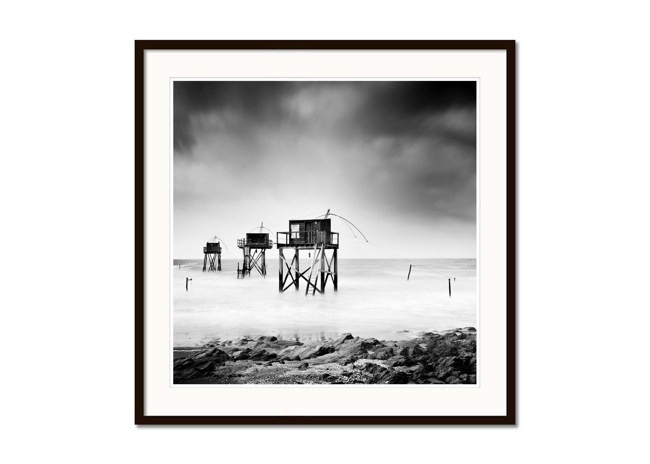 Fishing Hut auf Stilts, Carrelets, Schwarz-Weiß-Fotografie mit feiner Landschaftsfotografie  (Grau), Landscape Photograph, von Gerald Berghammer