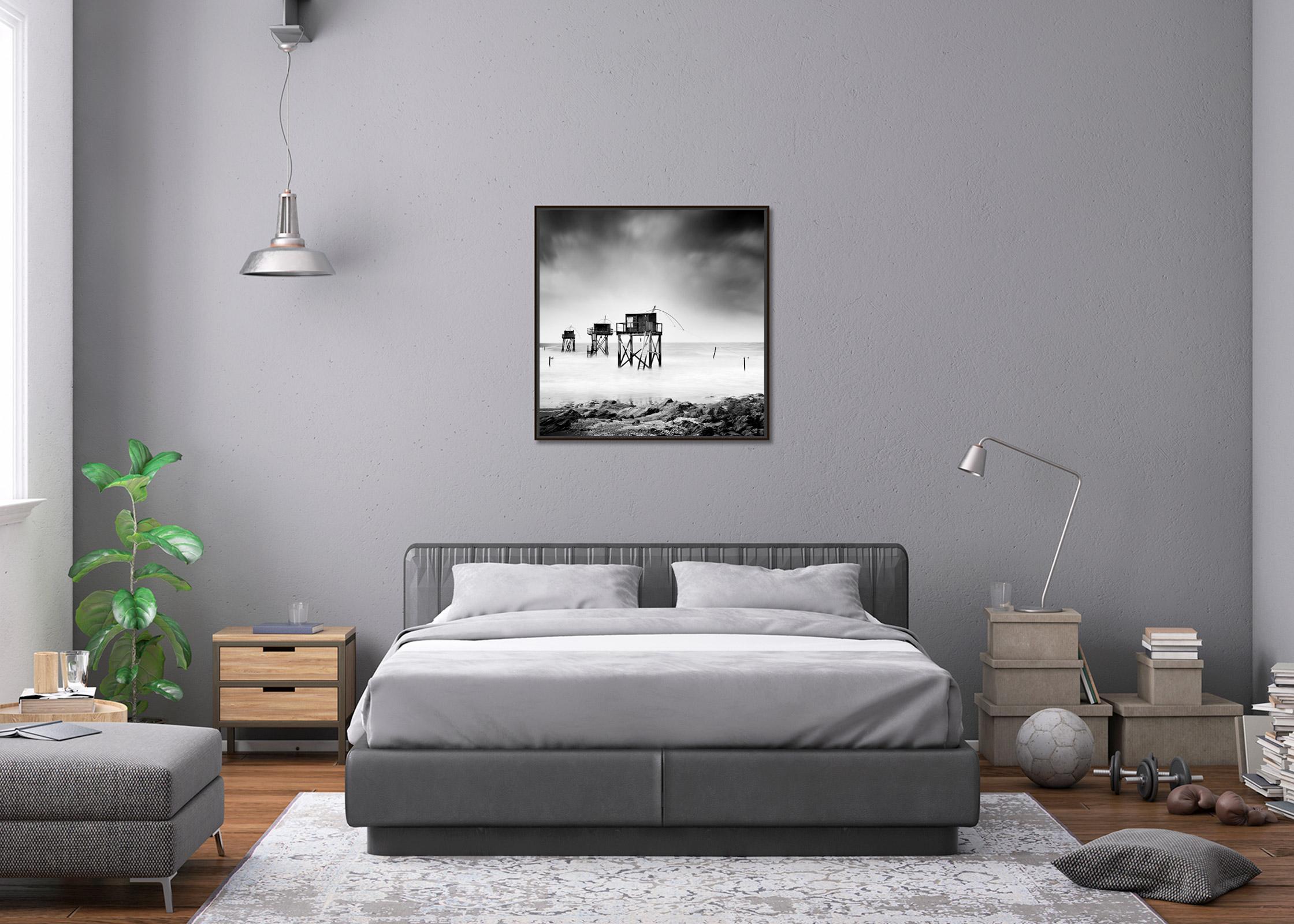 Fishing Hut auf Stilts, Carrelets, Schwarz-Weiß-Fotografie mit feiner Landschaftsfotografie  im Angebot 1