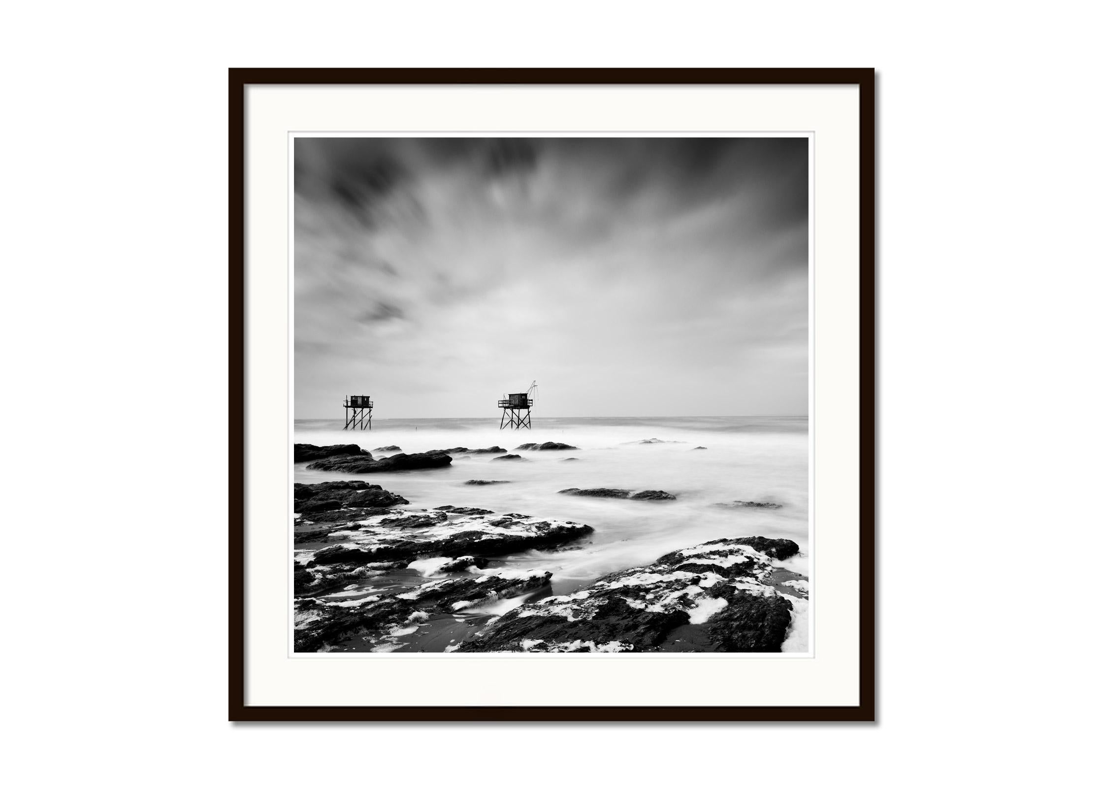 Capanno da pesca su palafitte, costa dell'Oceano Atlantico, paesaggio marino, edizione limitata - Black and White Photograph Grigio di Gerald Berghammer