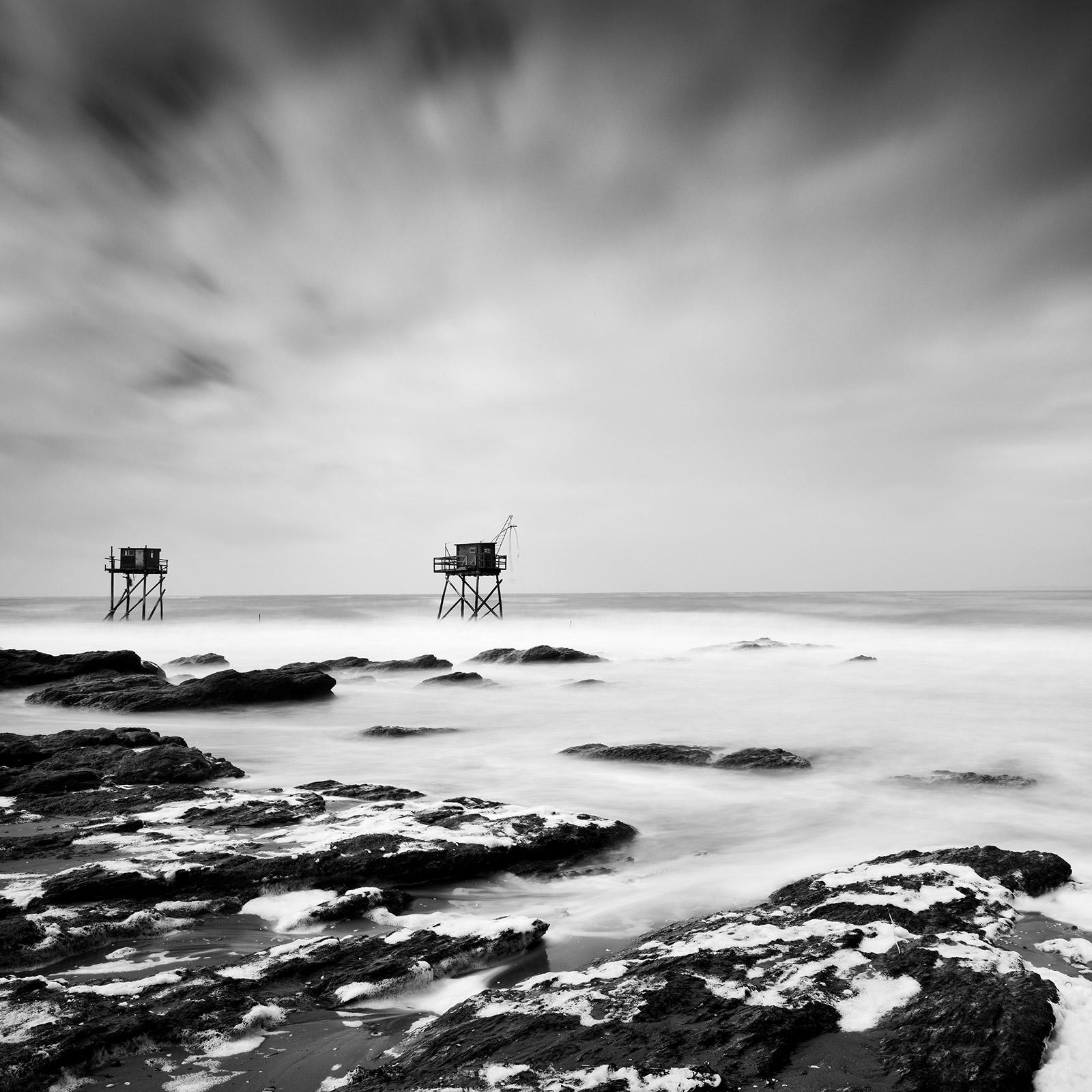 Cabaña de pesca sobre zancos, costa del océano Atlántico, paisaje acuático en blanco y negro