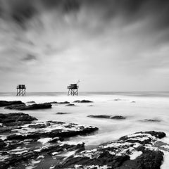 Cabaña de pesca sobre zancos, costa del océano Atlántico, paisaje acuático en blanco y negro