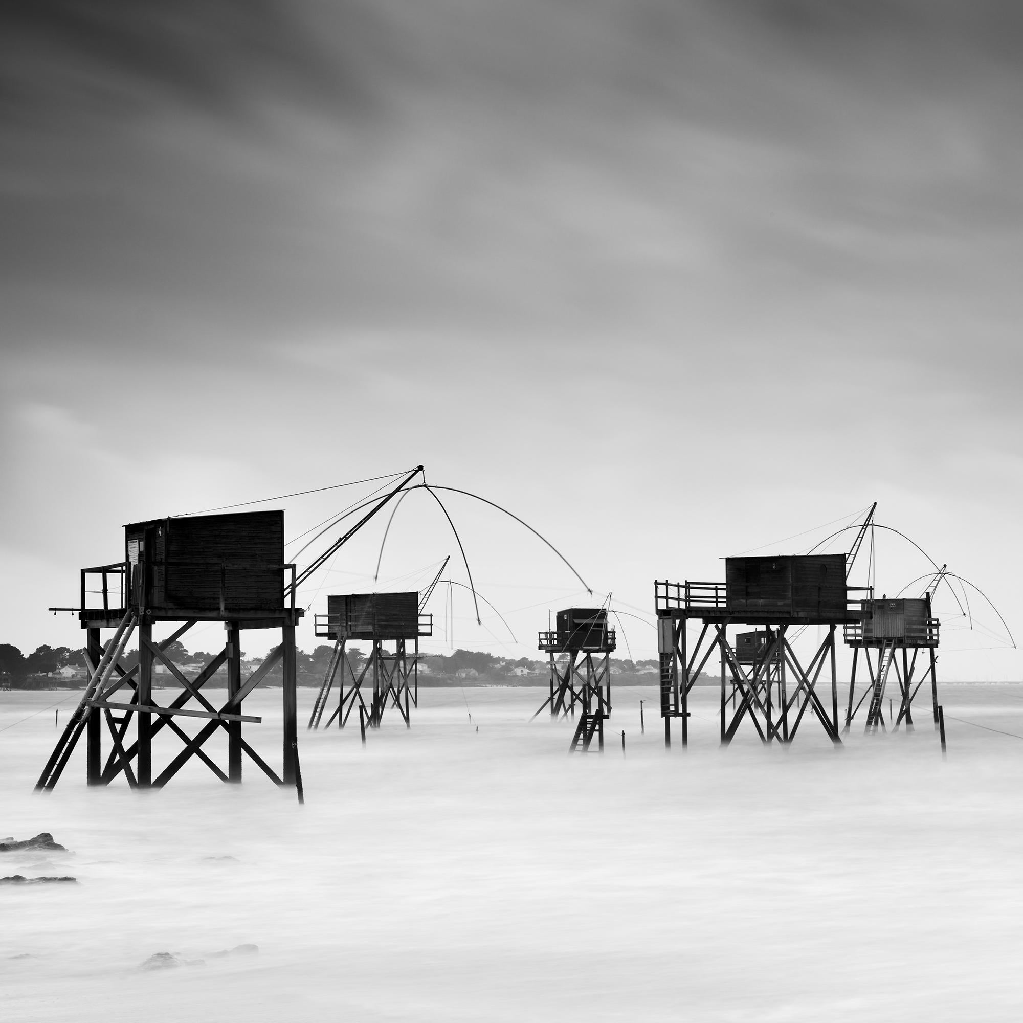 Panorama de la cabane de pêche sur pilotis, photographie d'art de paysage en noir et blanc  en vente 4