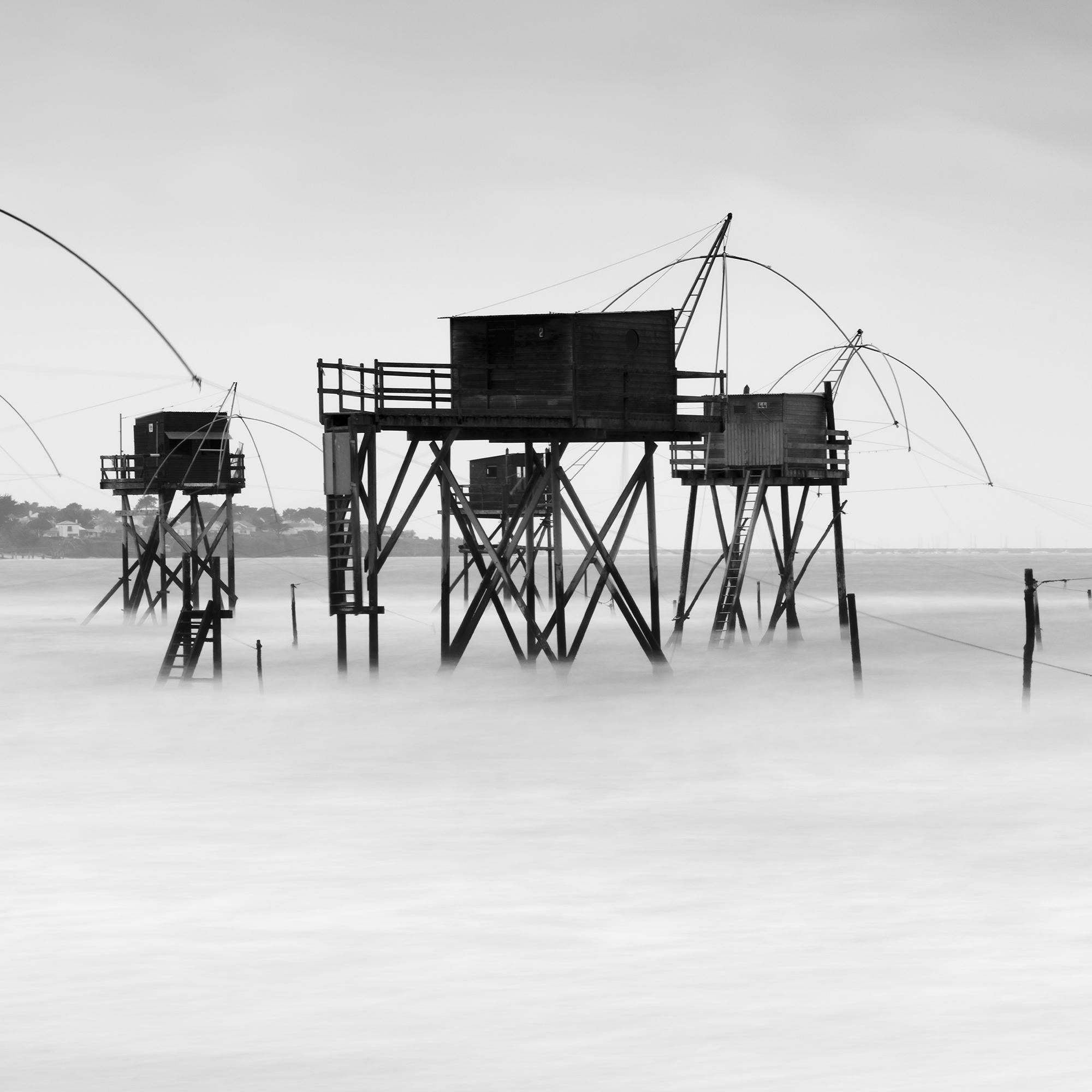 Panorama de la cabane de pêche sur pilotis, photographie d'art de paysage en noir et blanc  en vente 5