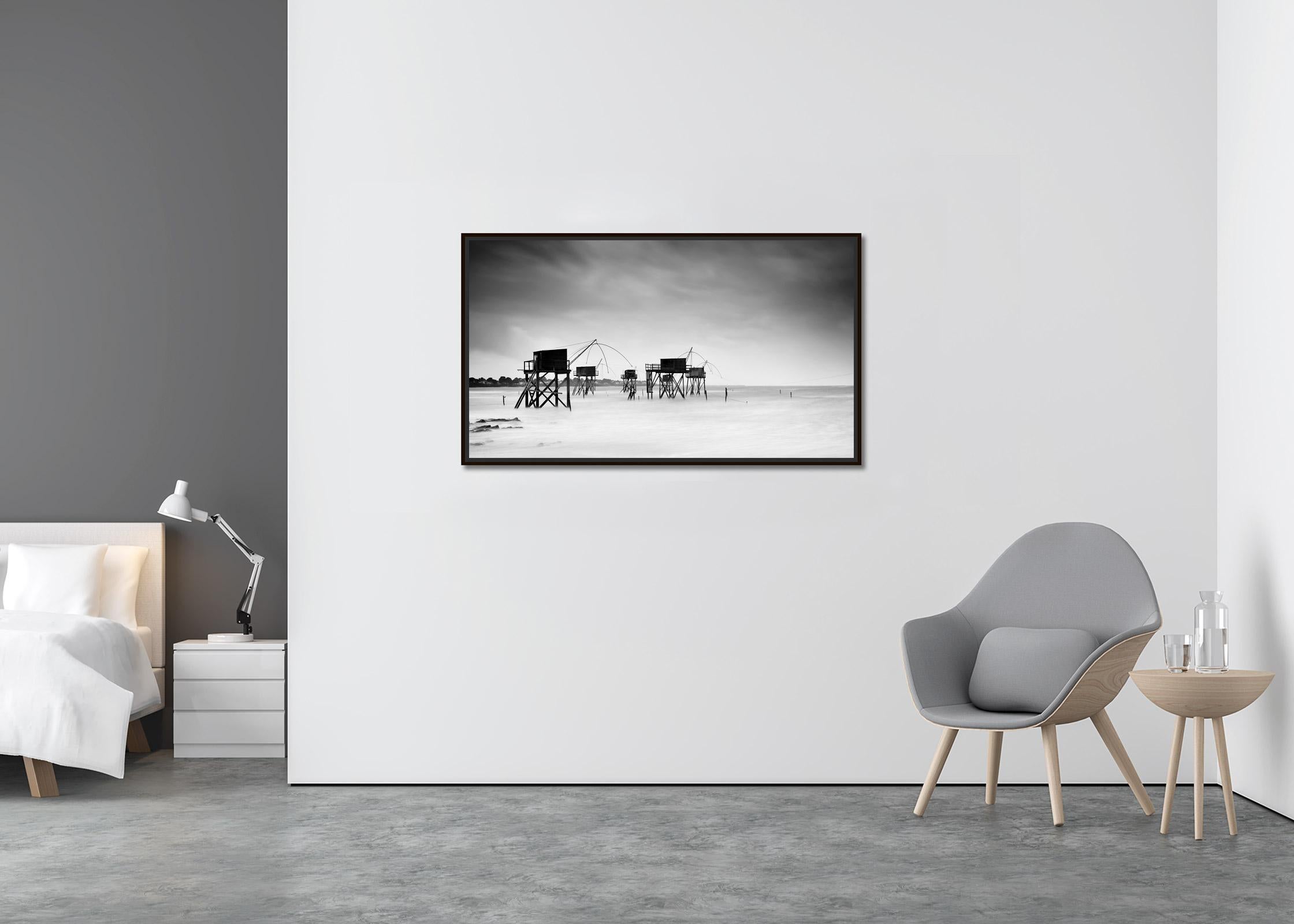 Panorama de la cabane de pêche sur pilotis, photographie d'art de paysage en noir et blanc  en vente 1