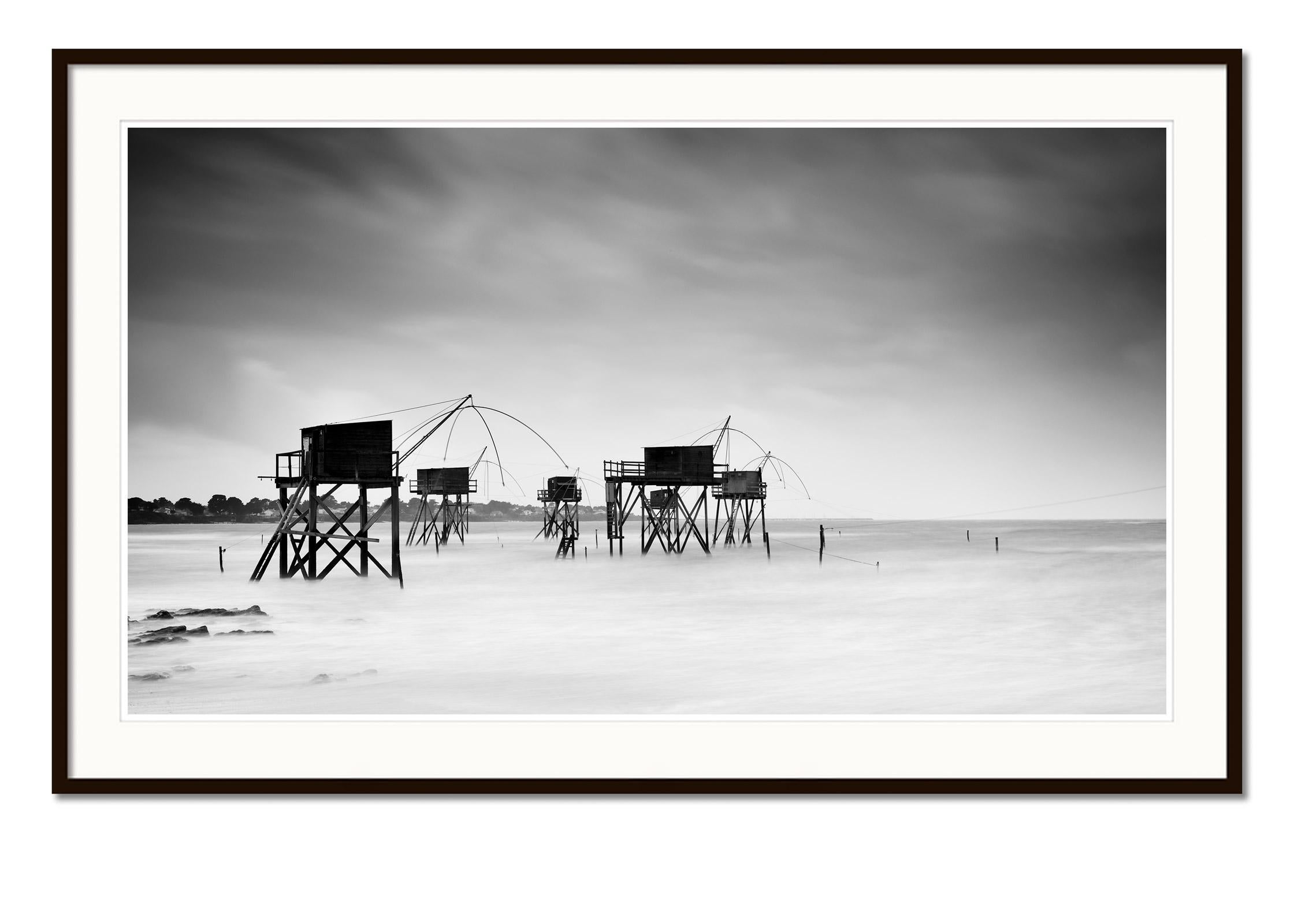 Panorama de la cabane de pêche sur pilotis, photographie d'art de paysage en noir et blanc  en vente 3