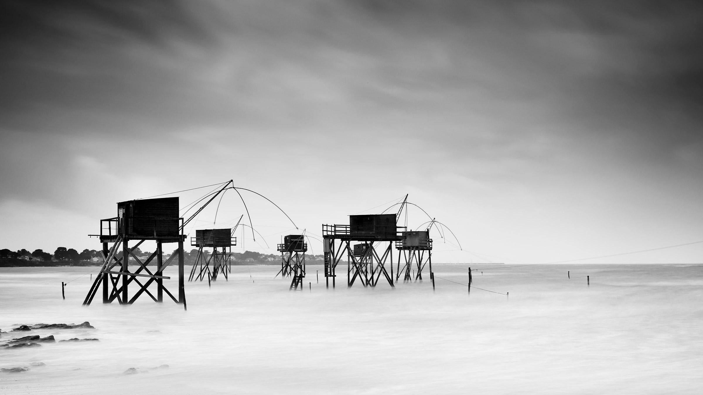 Panorama de la cabane de pêche sur pilotis, photographie d'art de paysage en noir et blanc 