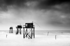Fischerhütte auf Stelzen Panorama,  stürmisch, Atlantischer Ozean, Frankreich, schwarz-weiß