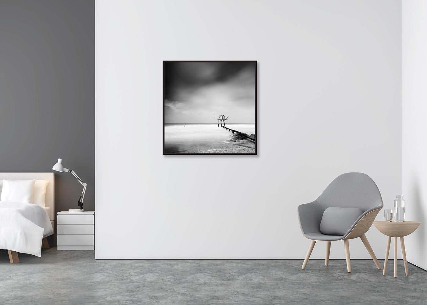 Whiting Hut on Stilts, fotografia di paesaggio in bianco e nero, edizione limitata - Photograph Contemporaneo di Gerald Berghammer