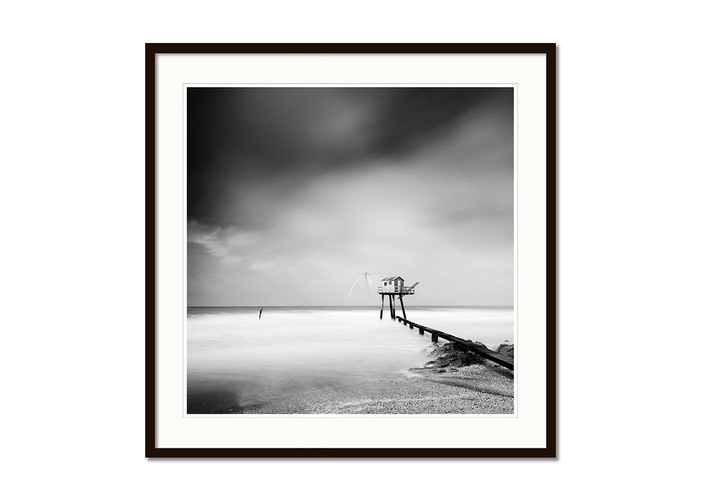 Whiting Hut on Stilts, fotografia di paesaggio in bianco e nero, edizione limitata - Black and White Photograph Grigio di Gerald Berghammer